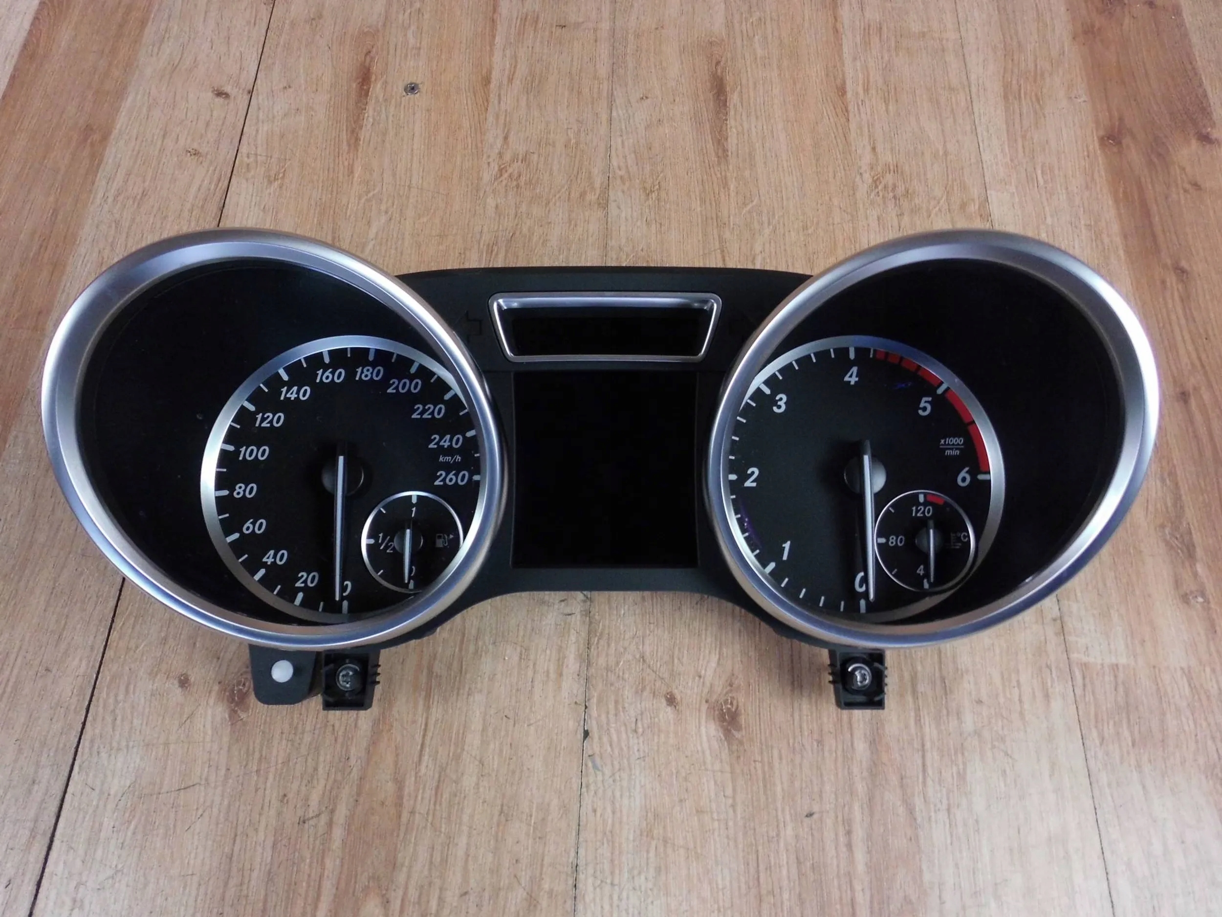 Mercedes ML 166 2012 3.0 CDI 190KW dials