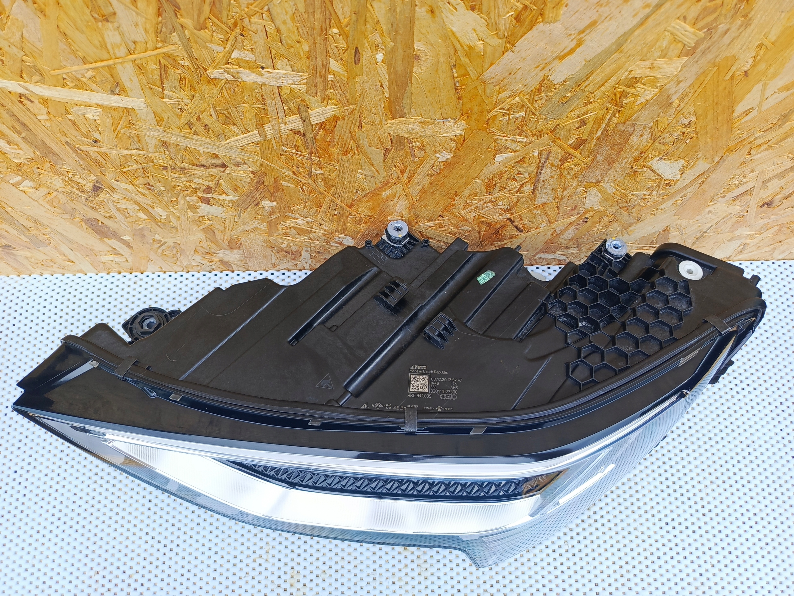 LAMPA PRZÓD LEWA AUDI E-TRON FULL LED 4KE.941.039 Rodzaj świateł mijania LED