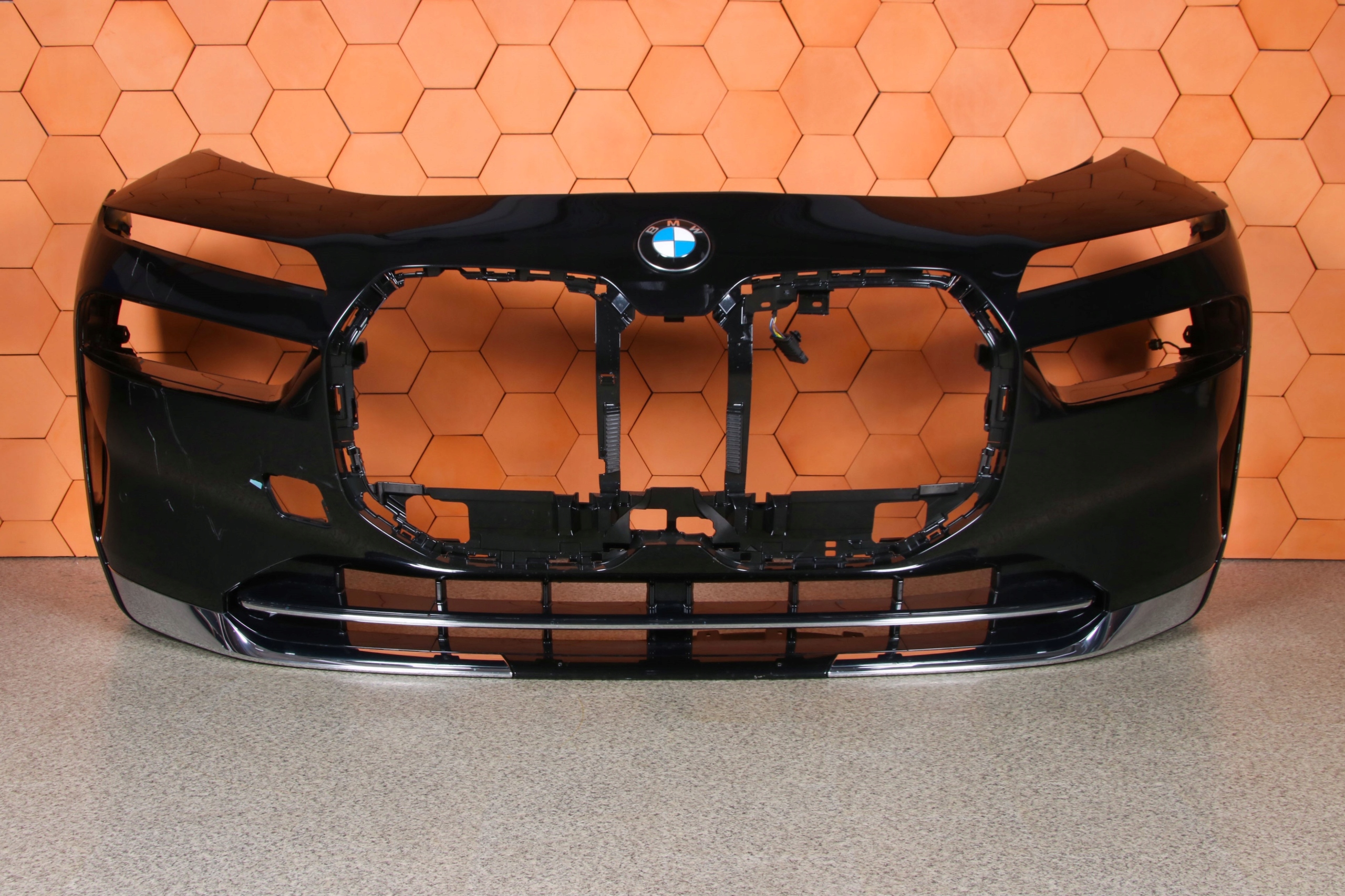 BMW 7 G70 i7 bumper front front colour 475