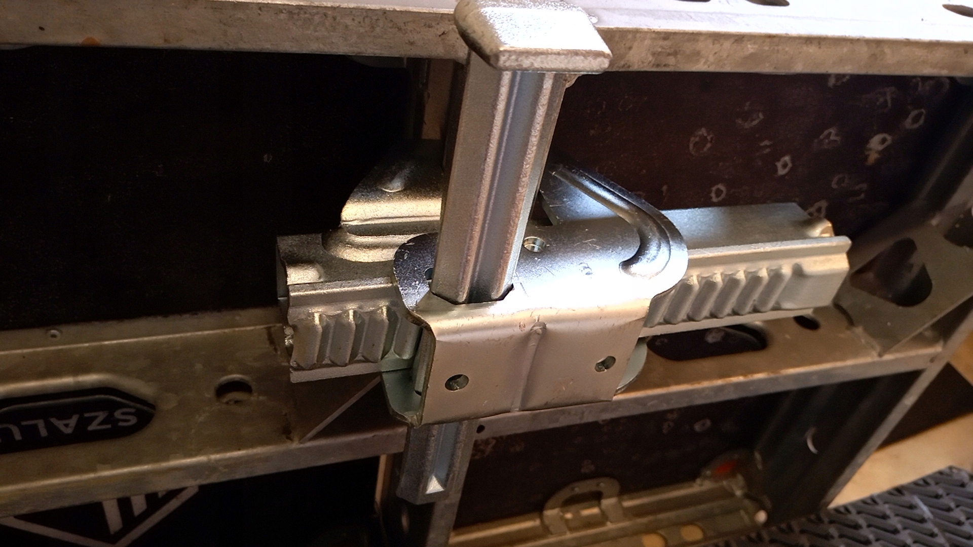 Zamek klinowy krótki do płyt szalunkowych typ RASTO MIDIBOX szalunki Marka inna