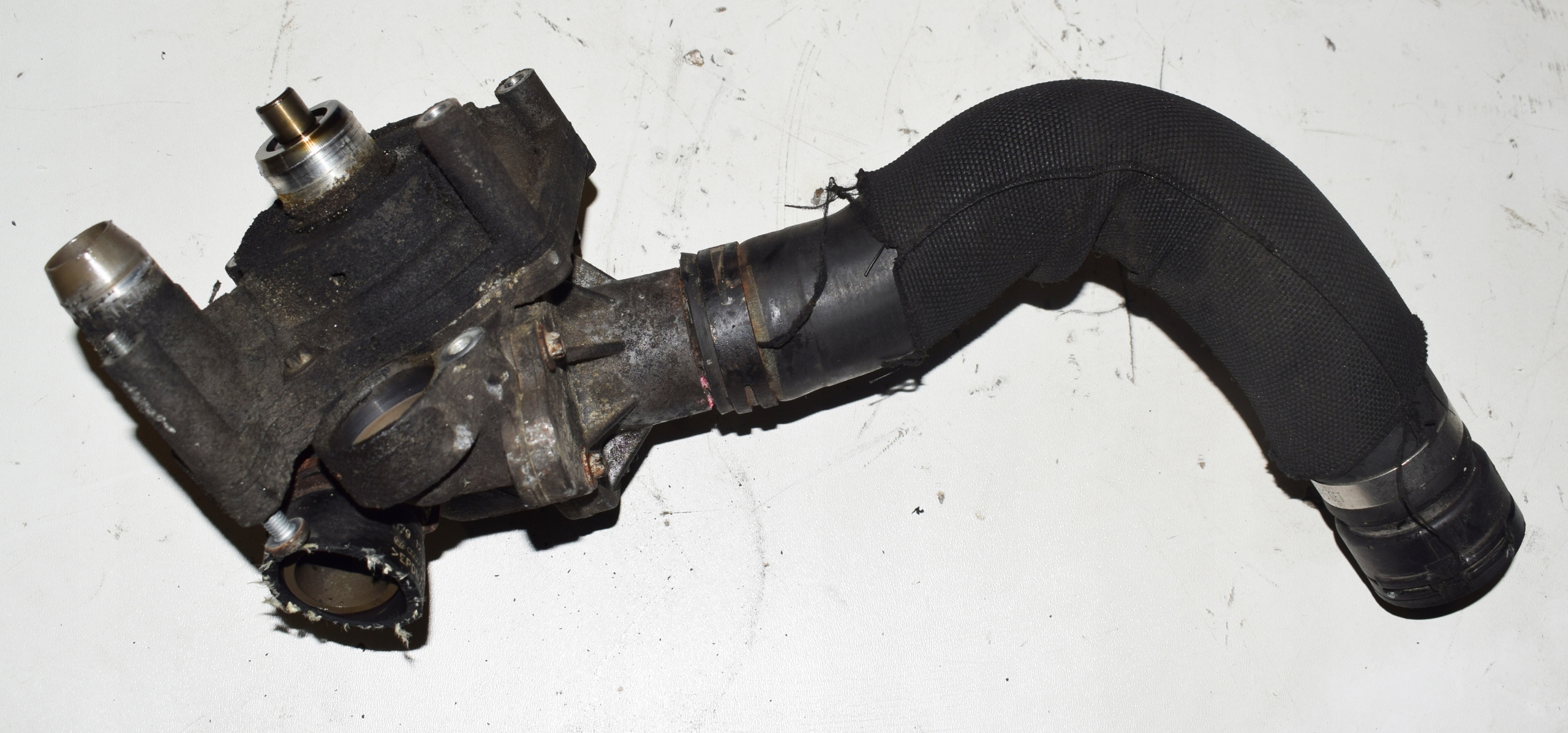 AUDI A8 D3 LIFT 4.2 TDI crijevo prijenos vode 3B0122291K