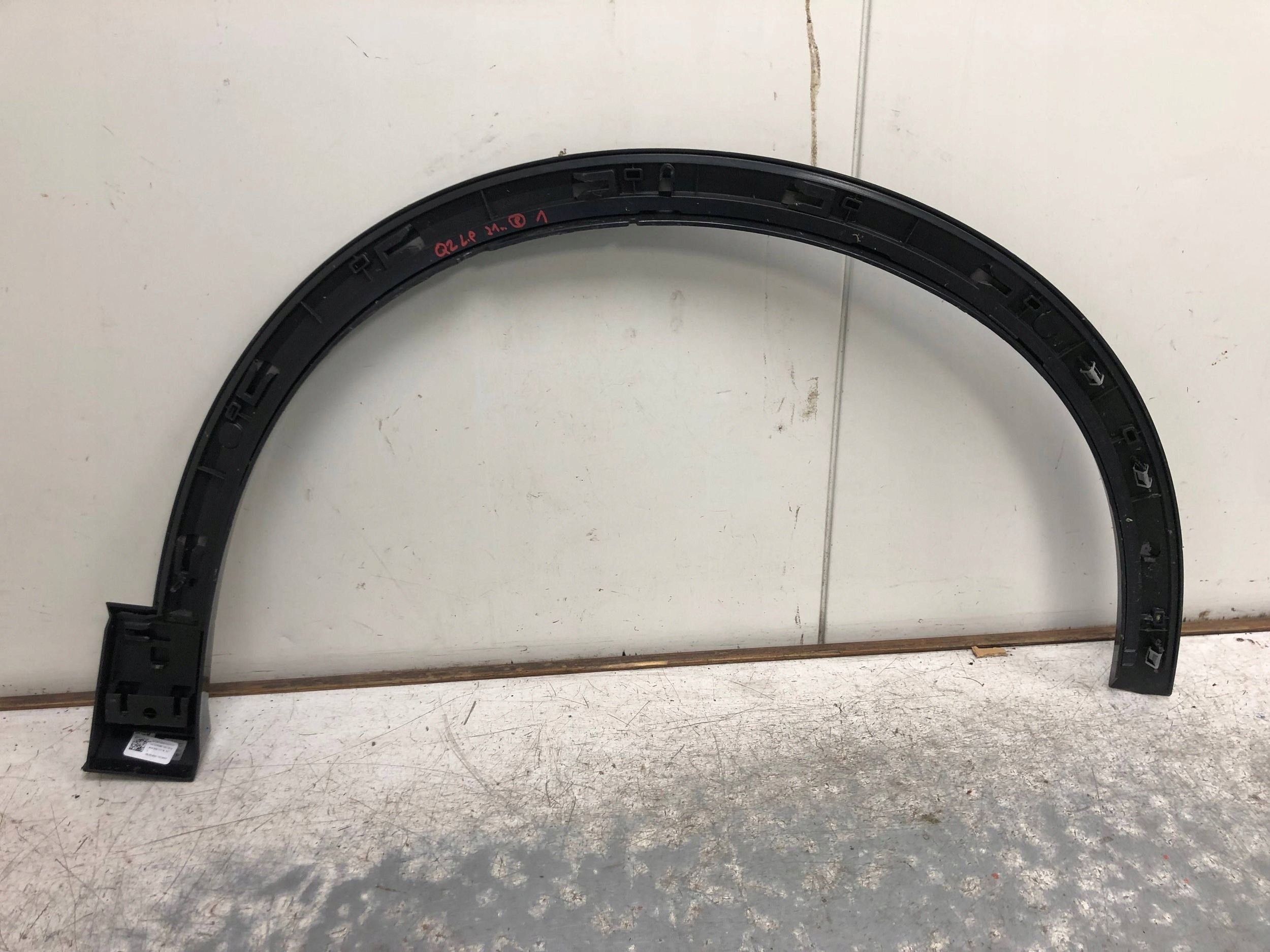 lišta NADKOLA levý předek AUDI Q2 81A853717A