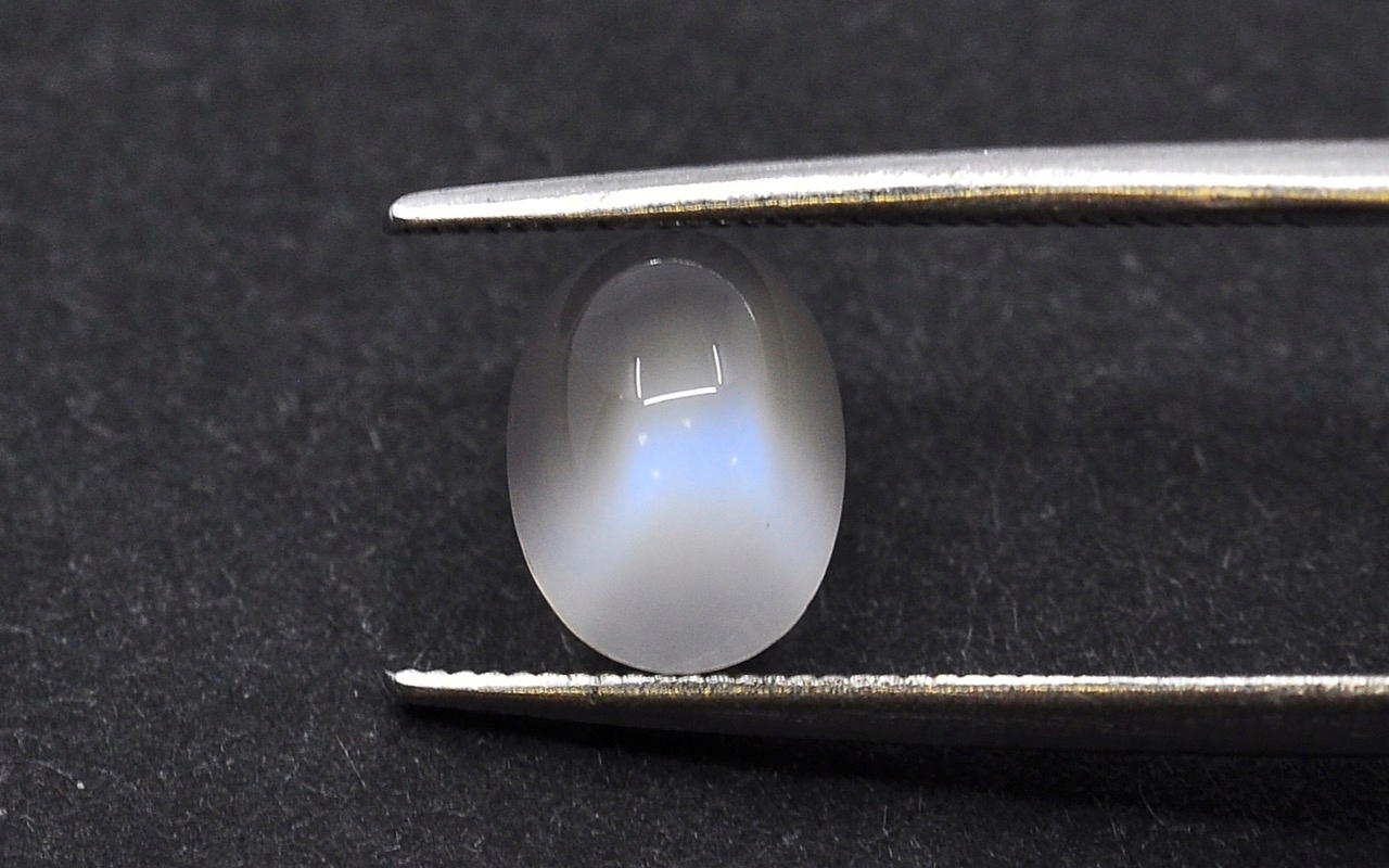 Měsíční kámen kabošon ovál 7,7x5,8 mm