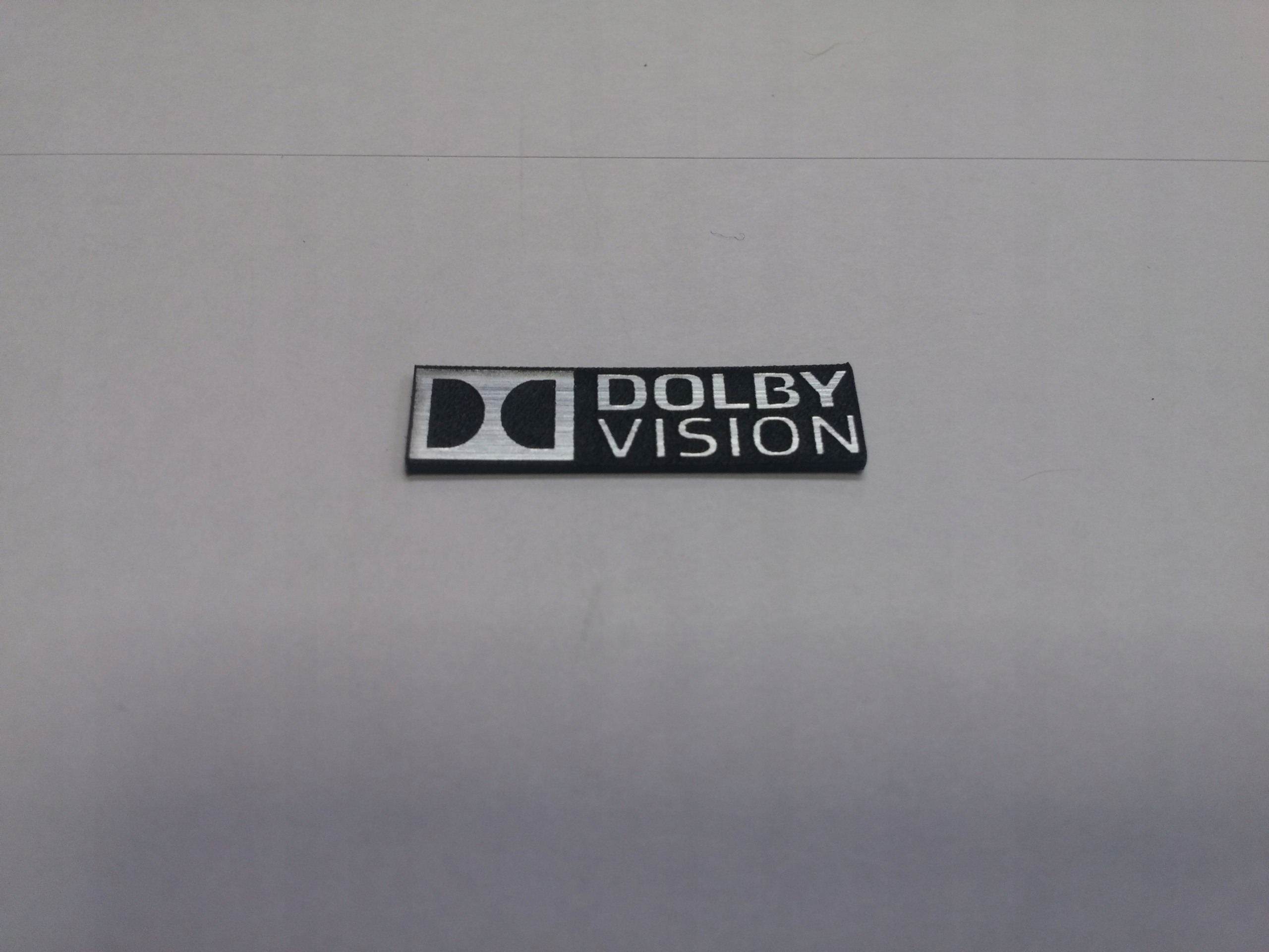 

Dolby Vision naklejka emblemat 30x7 mm * Srebrna