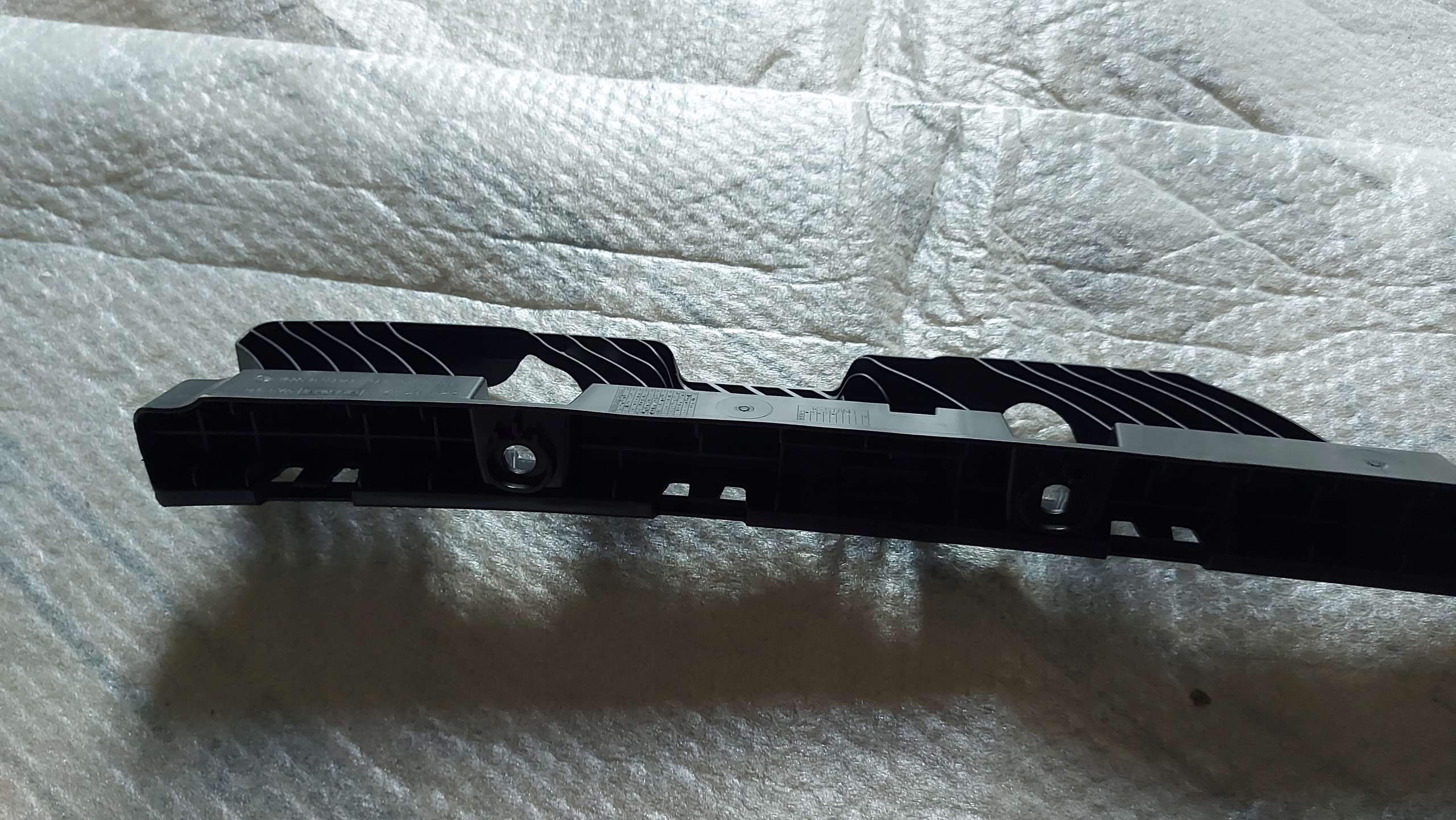 bumper bracket central rear part VW TOURAN II