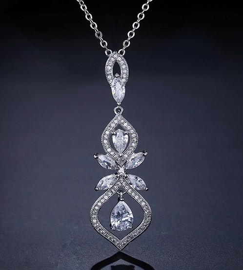 EKSKLUZYWNY NASZYJNIK, DIAMENTOWE CYRKONIE, PIĘKNY Marka TOTU