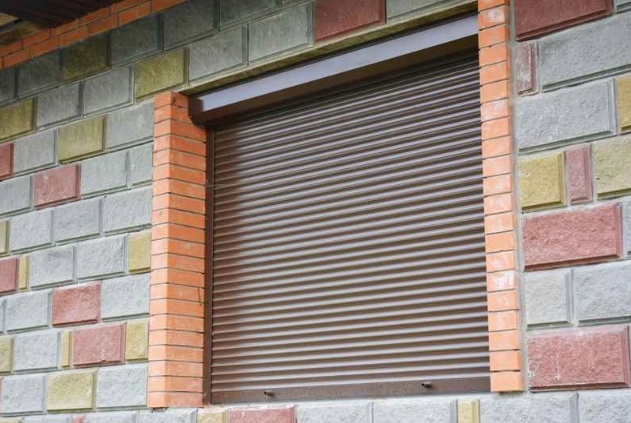 Roleta natynkowa półokrągła zewnętrzna ręczna Rodzaj roleta