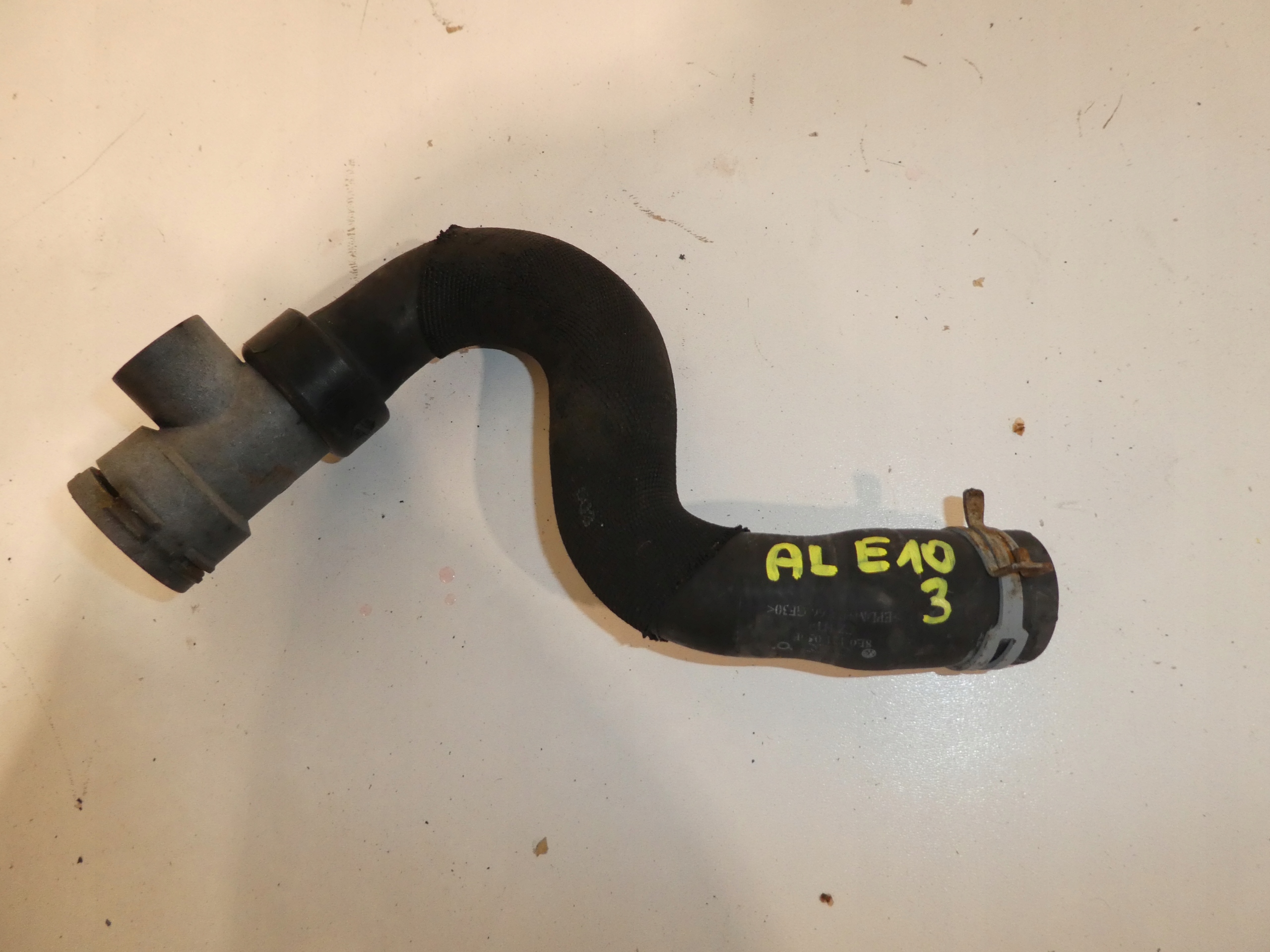 crijevo cijev prijenos vode VW SEAT AUDI SKODA 8E0121058F
