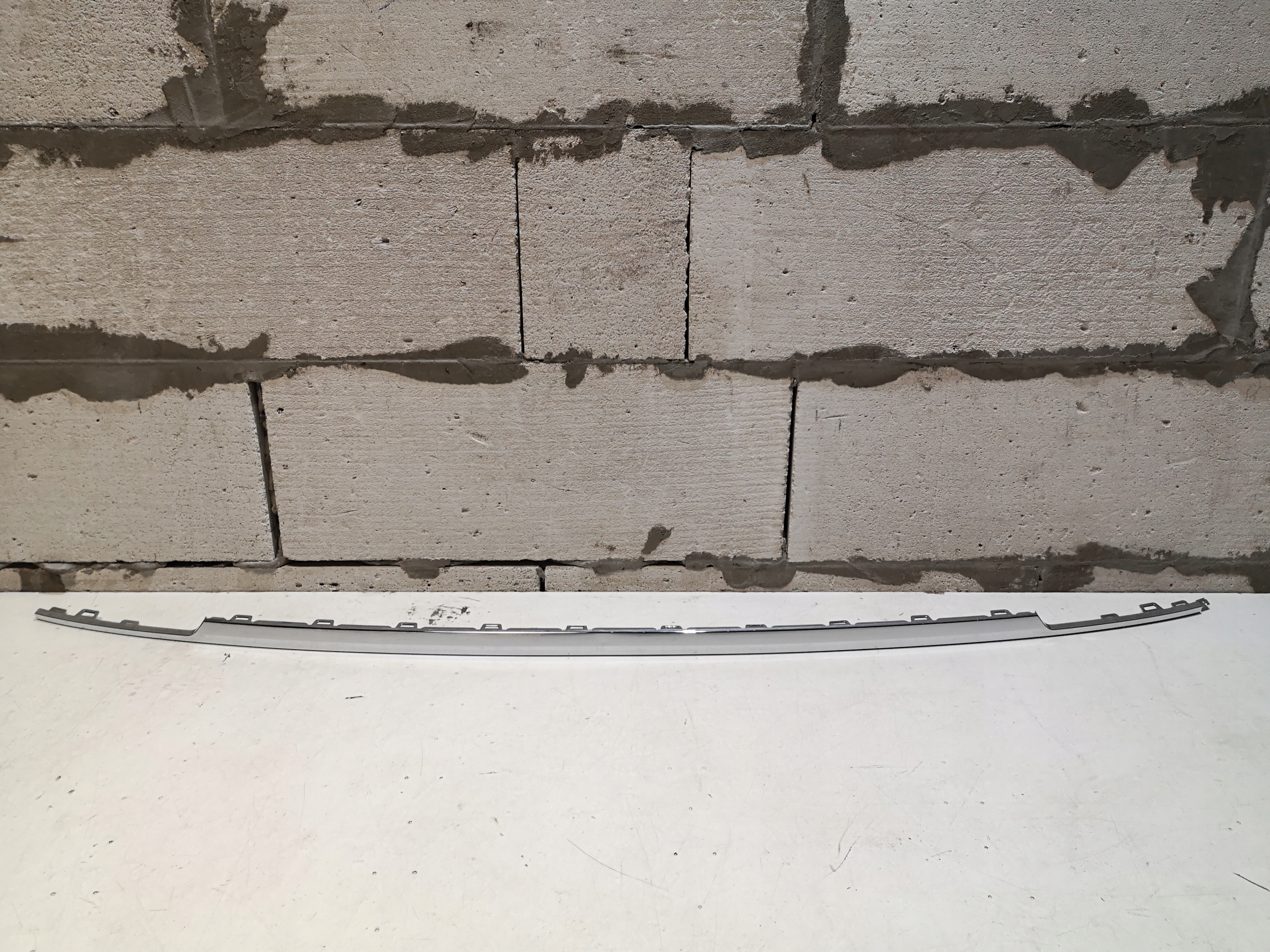 Хромована накладка бампера задня Tiguan II R-Line 5NA