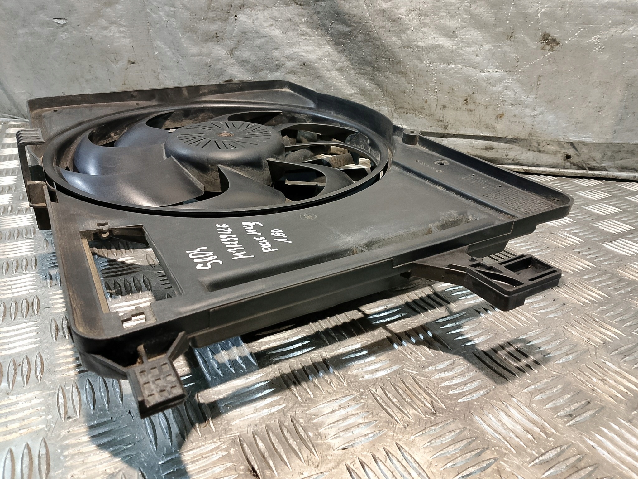 obal ventilátor chladiče FORD FOCUS MK3 1.6 TDCI 8V61-8C607-EB