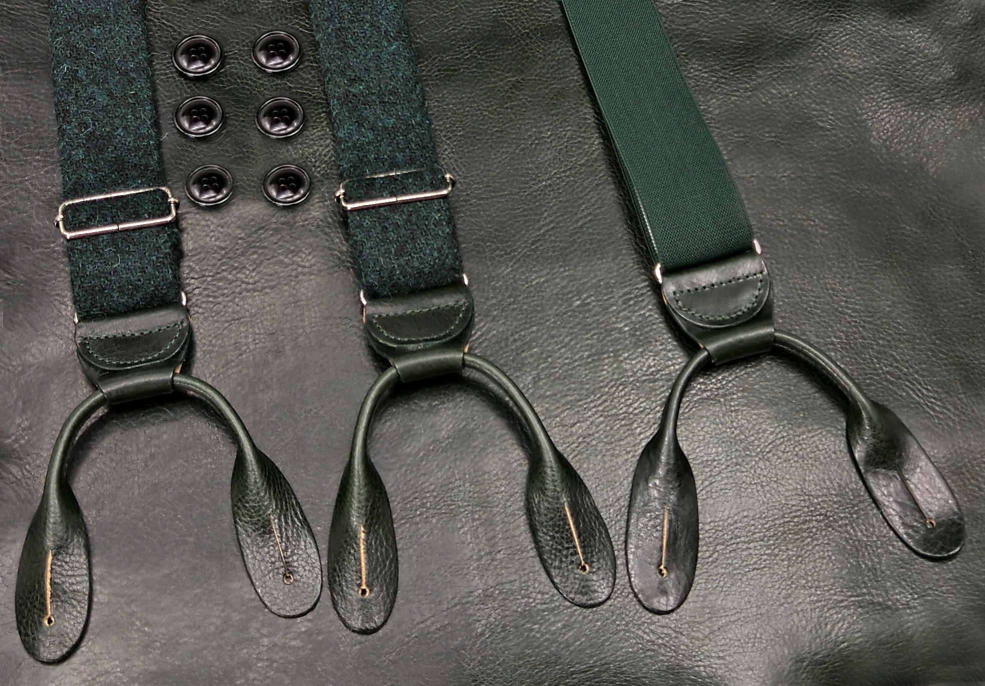 Szelki na guziki CIEMNA ZIELONA WEŁNA HARRIS TWEED Kolor zielony