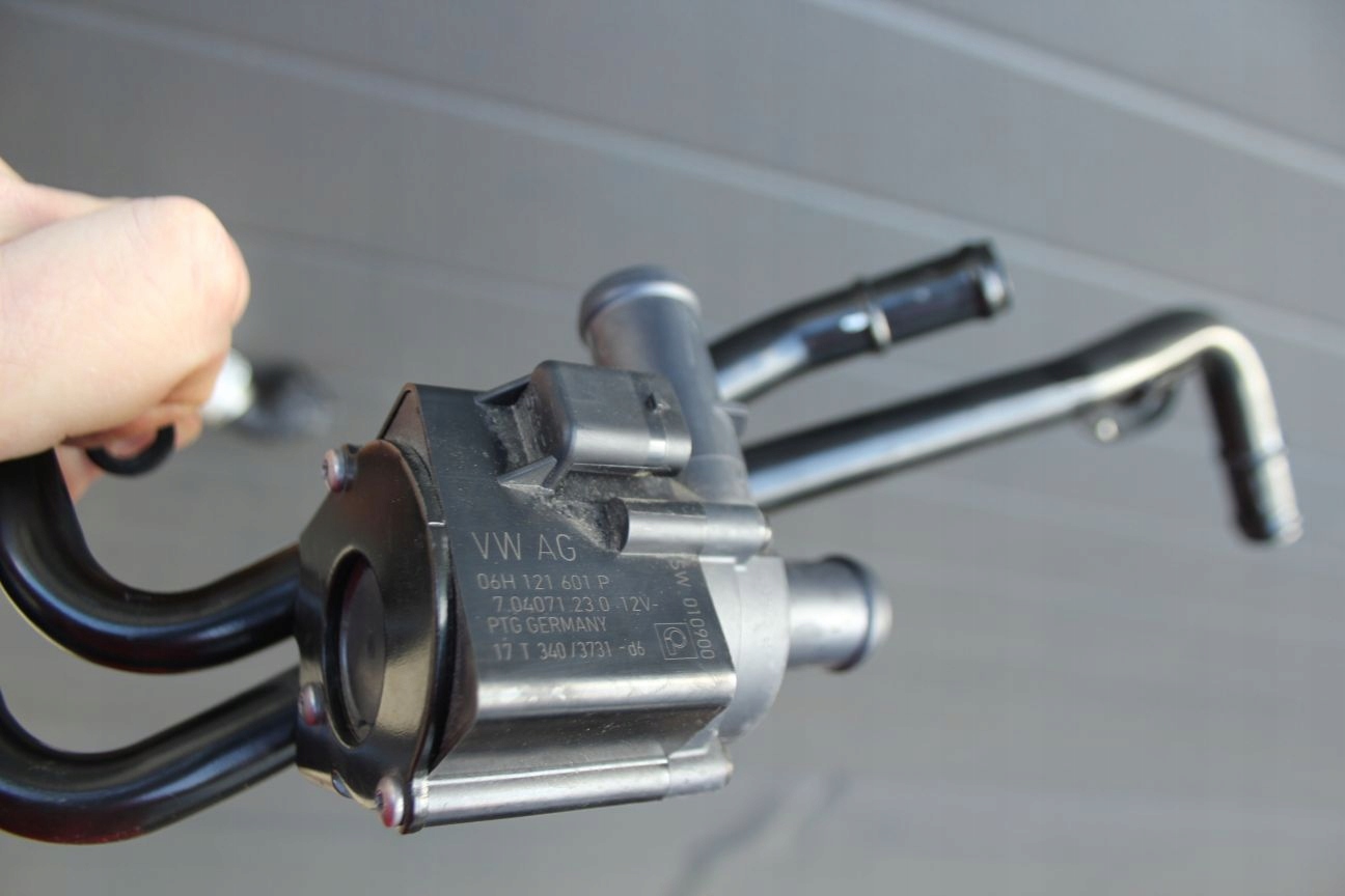 POMPA PLYNU CHLODZACEGO PRZEWODY VW 06H121601P Part number 06H121601P