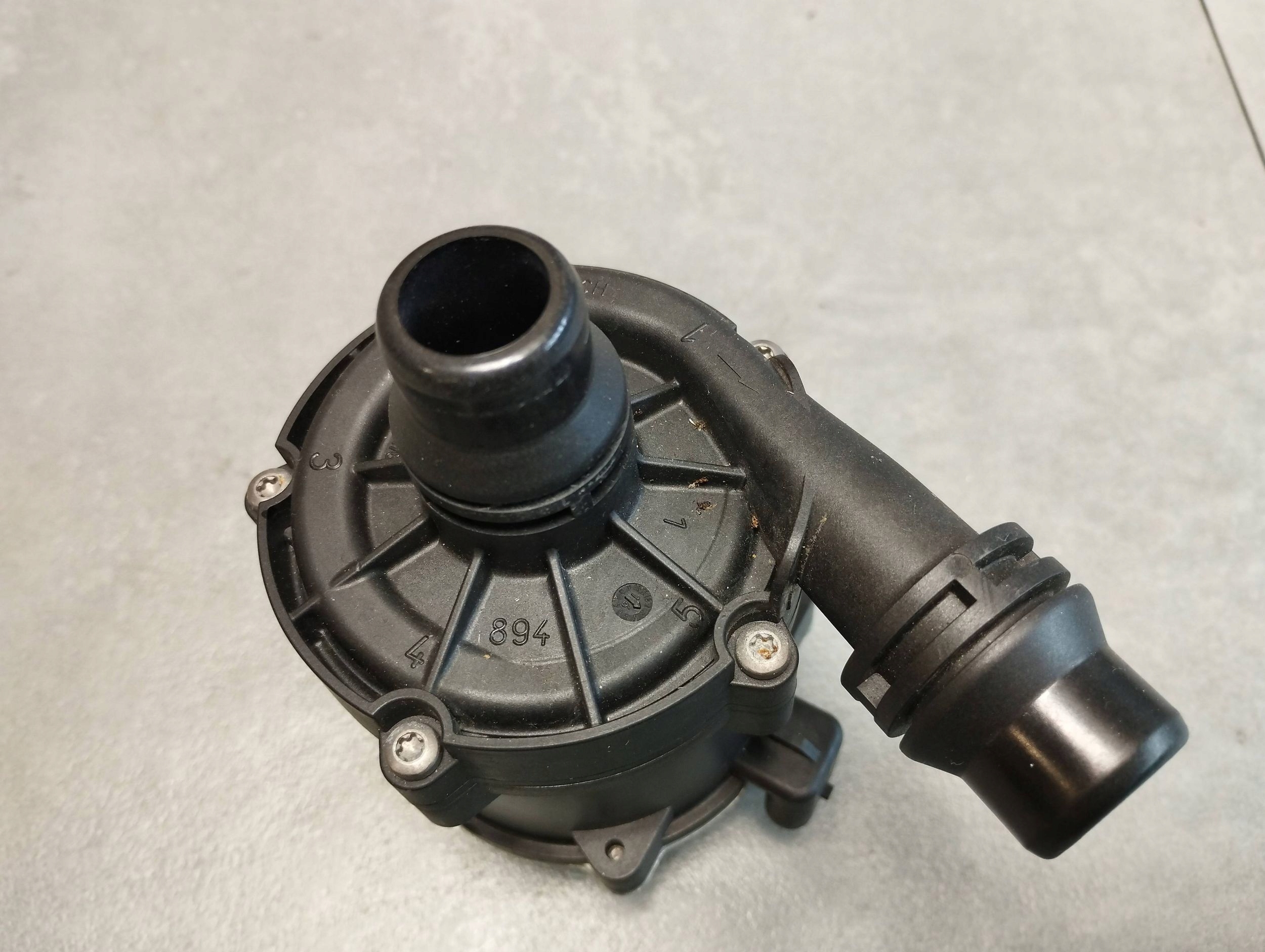 BMW 7 G11 750i dodatna pumpa vode 8637952