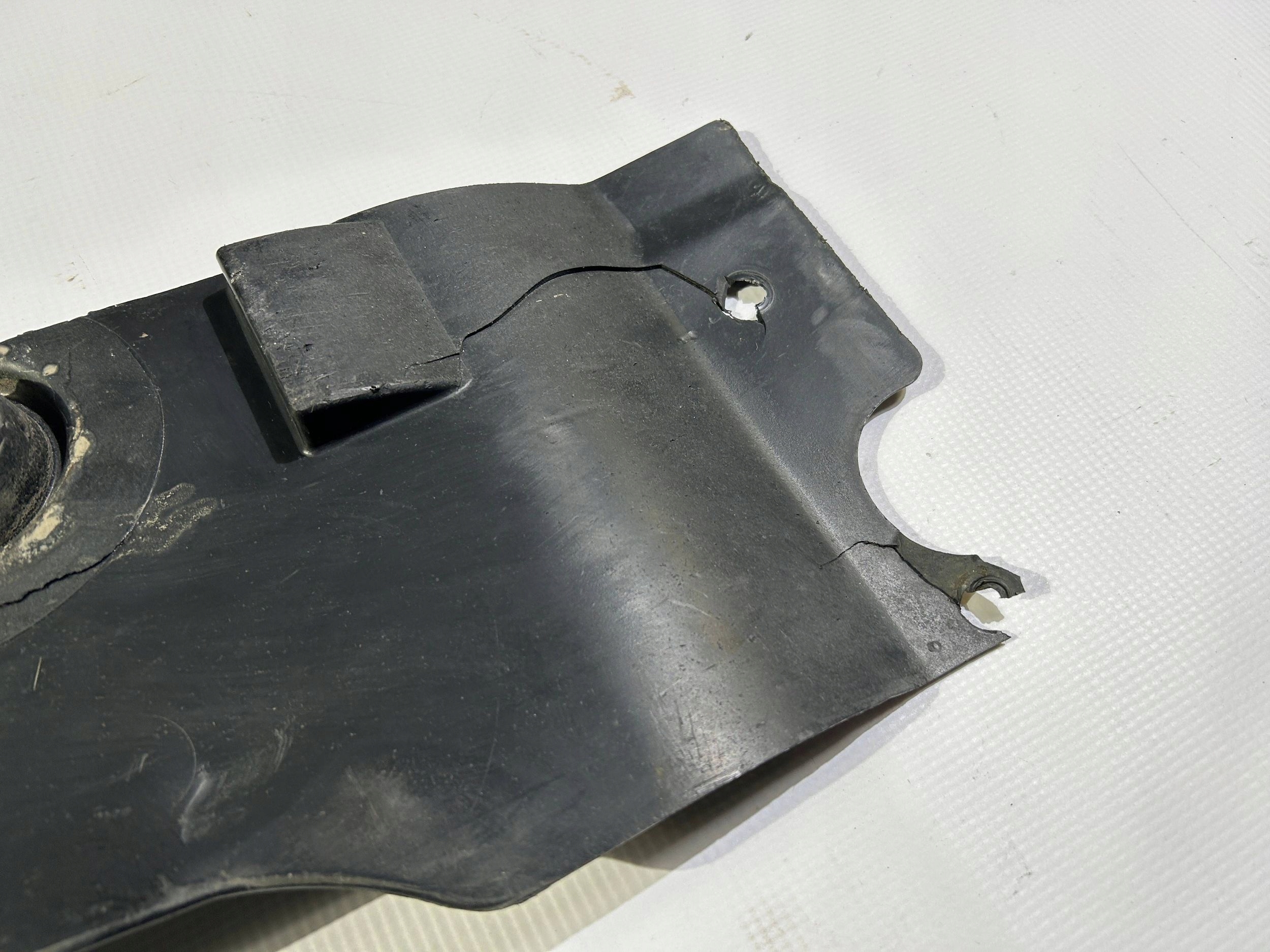 cover side lower chassis cover right Dodge Challenger 2008