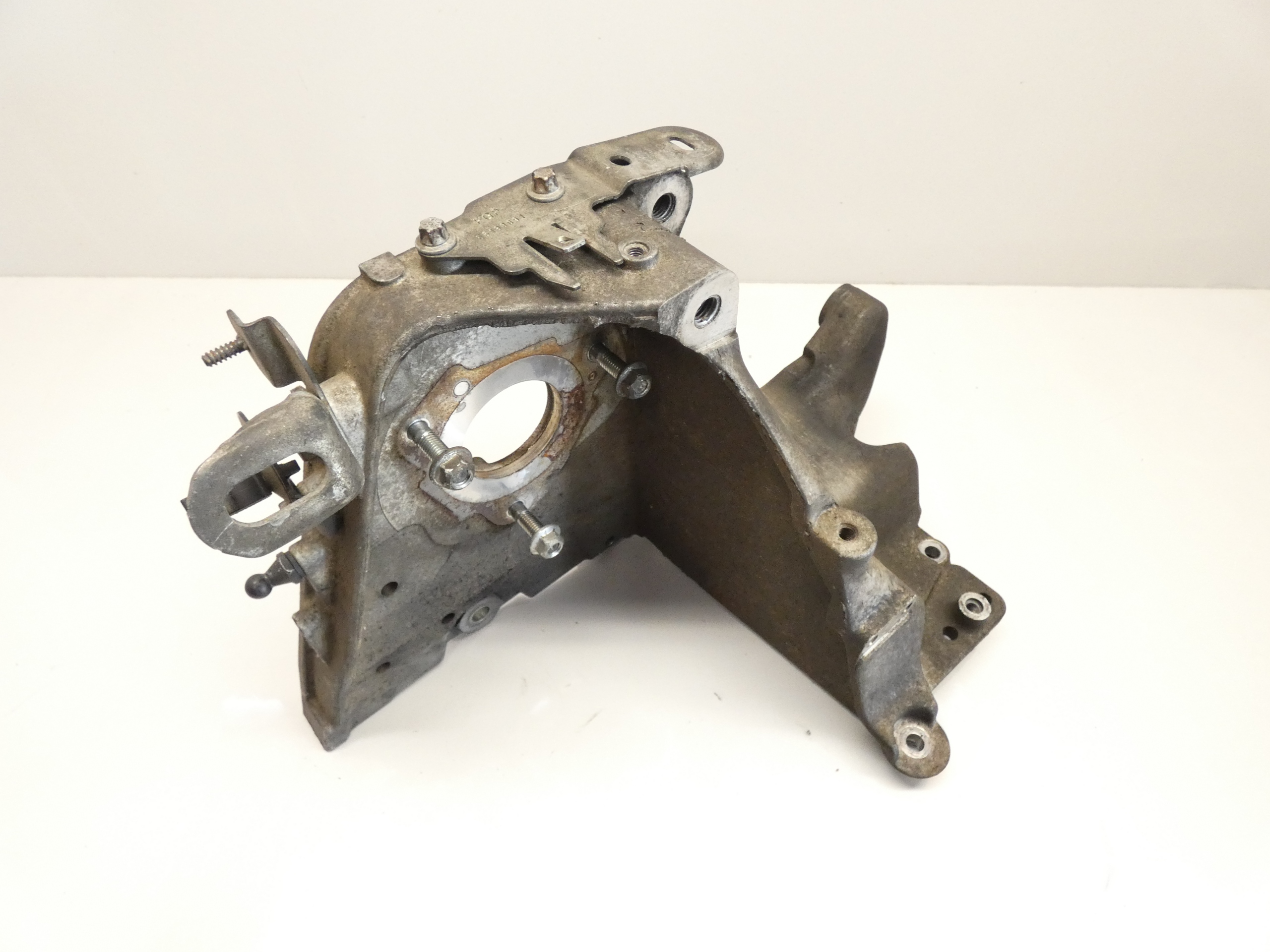 Support Support plaque Pompe d’injection VECTRA C 1.9 CDTI Z19DTH 150KM 55196092