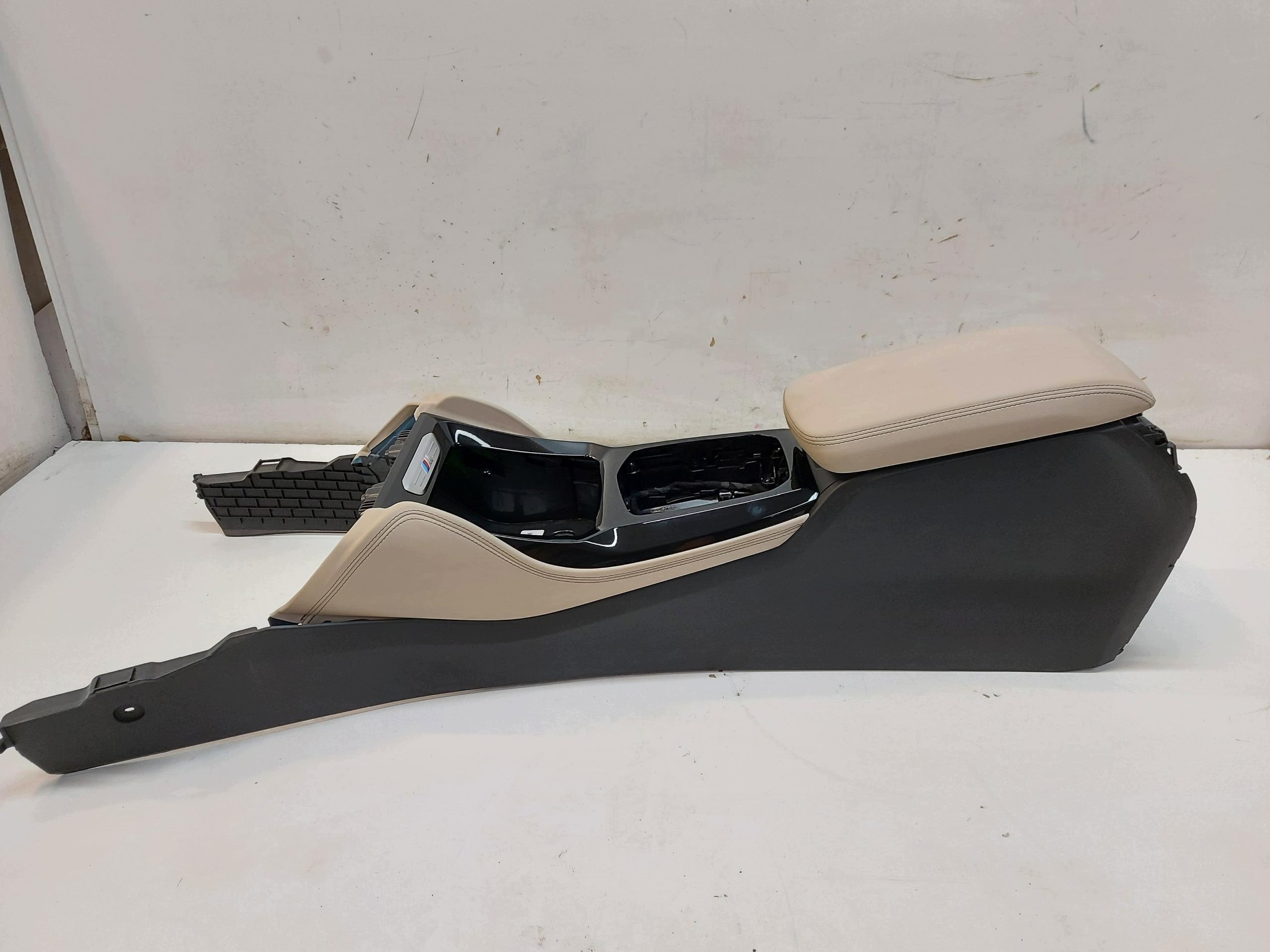 BMW G02 X4 M40i 2023 tunel central armrest oryg 62631041