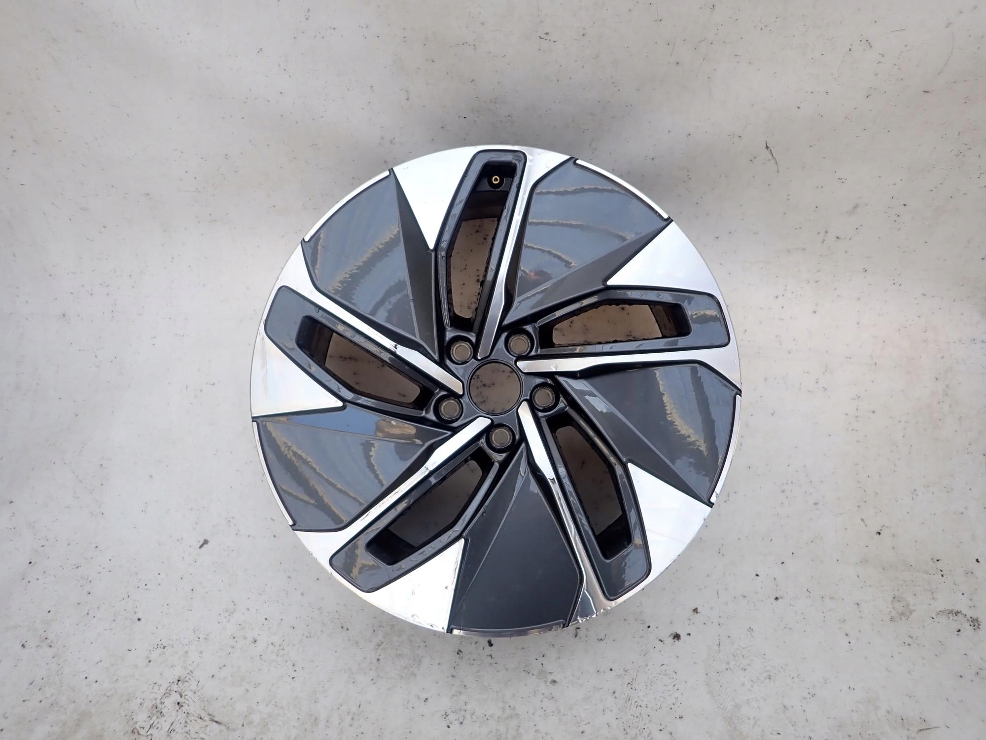 VW 11A601025M 8JX19H2 ET45 19" disk hliníkový
