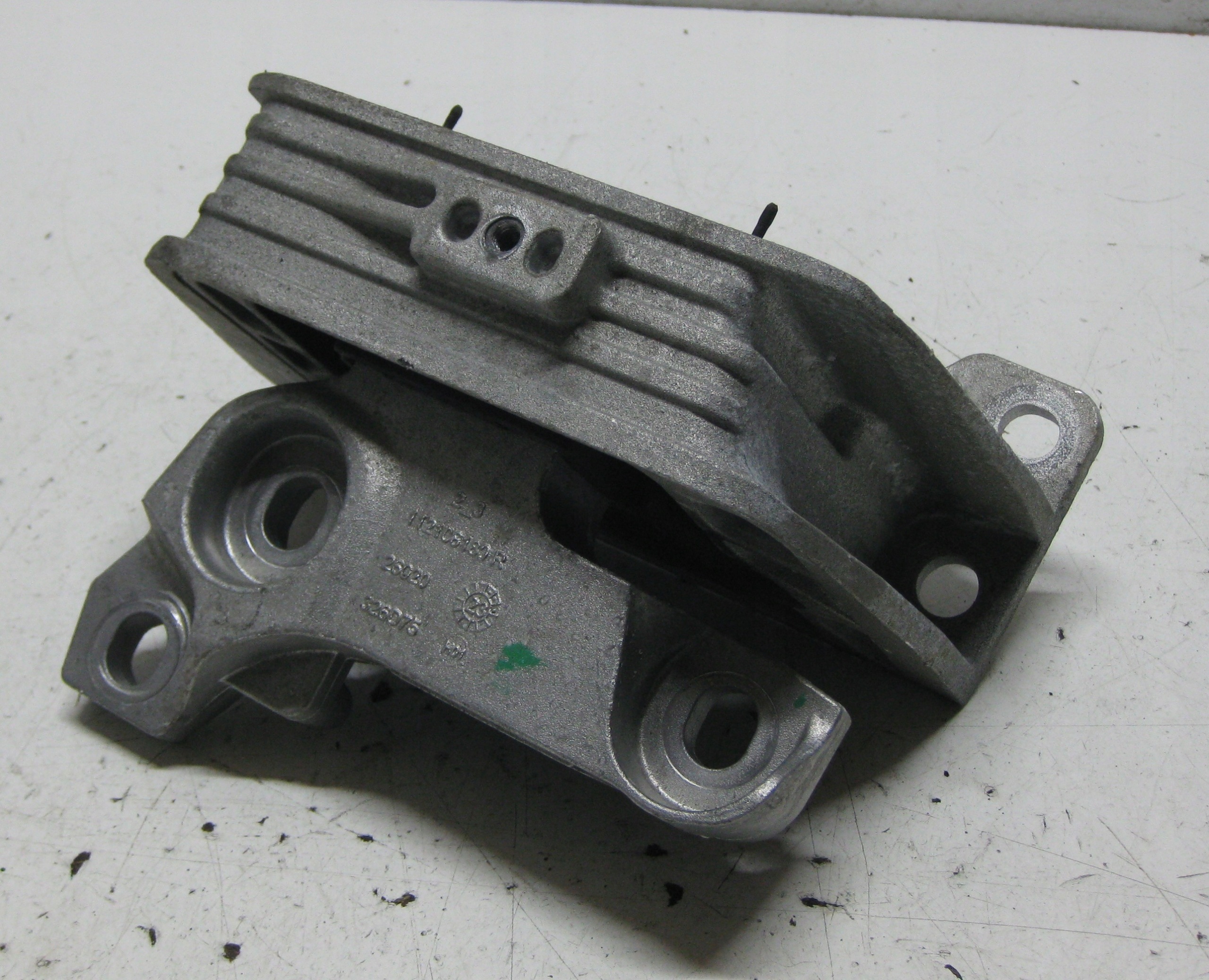 RENAULT MASTER III LIFT holder engine mount 112108180R