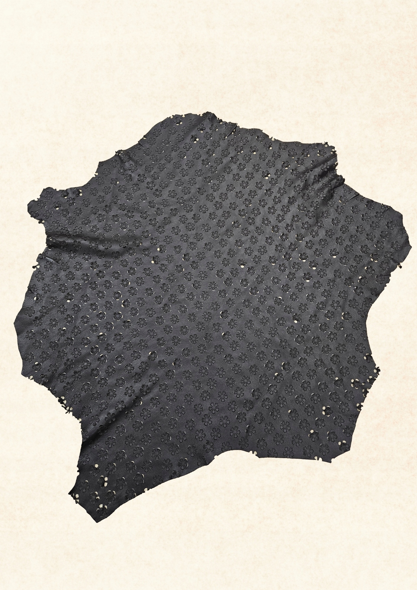 Přírodní lícová kůže řezaná laserem do květin