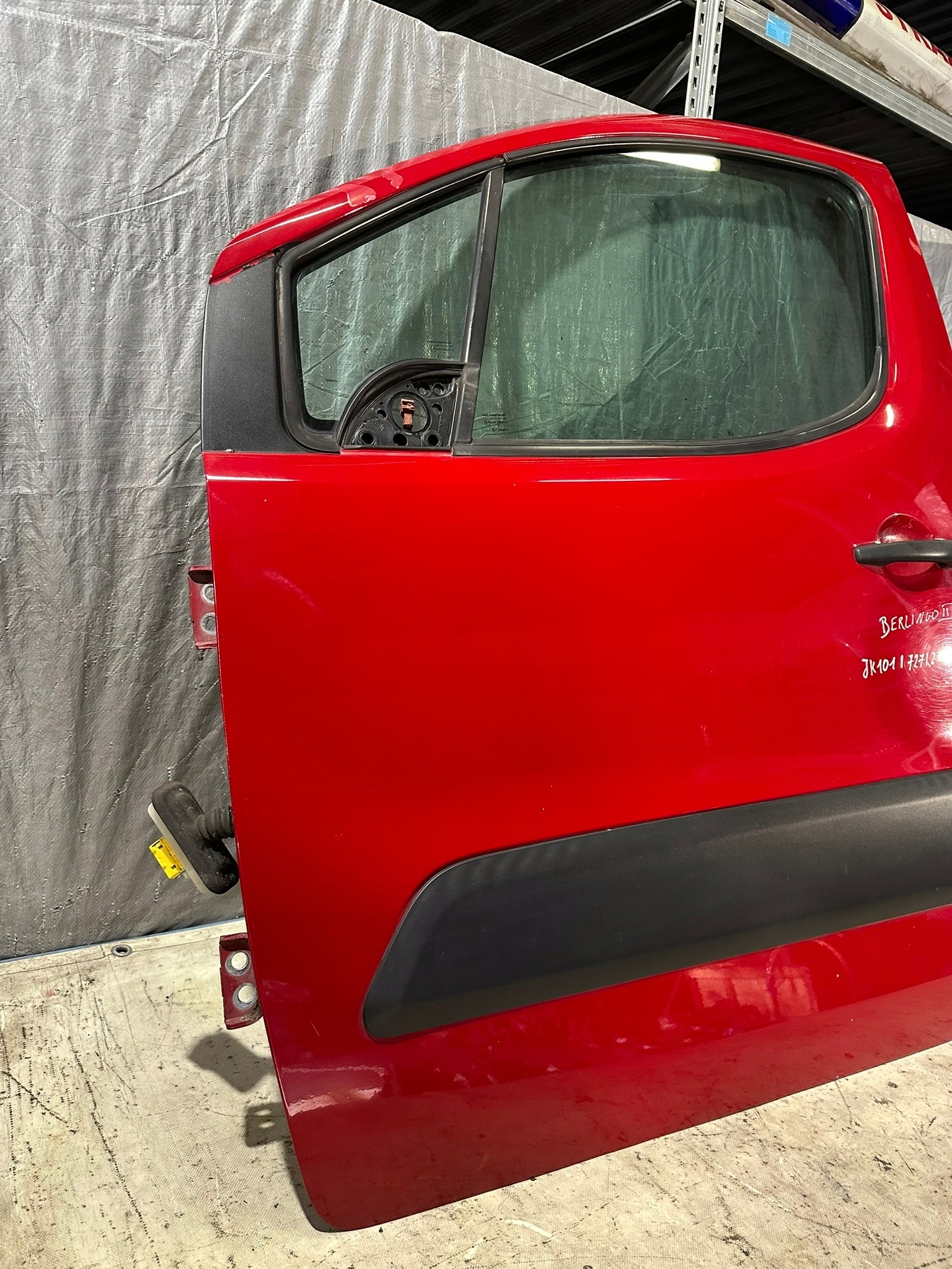 dveře levý předek CITROEN BERLINGO II 2008R.