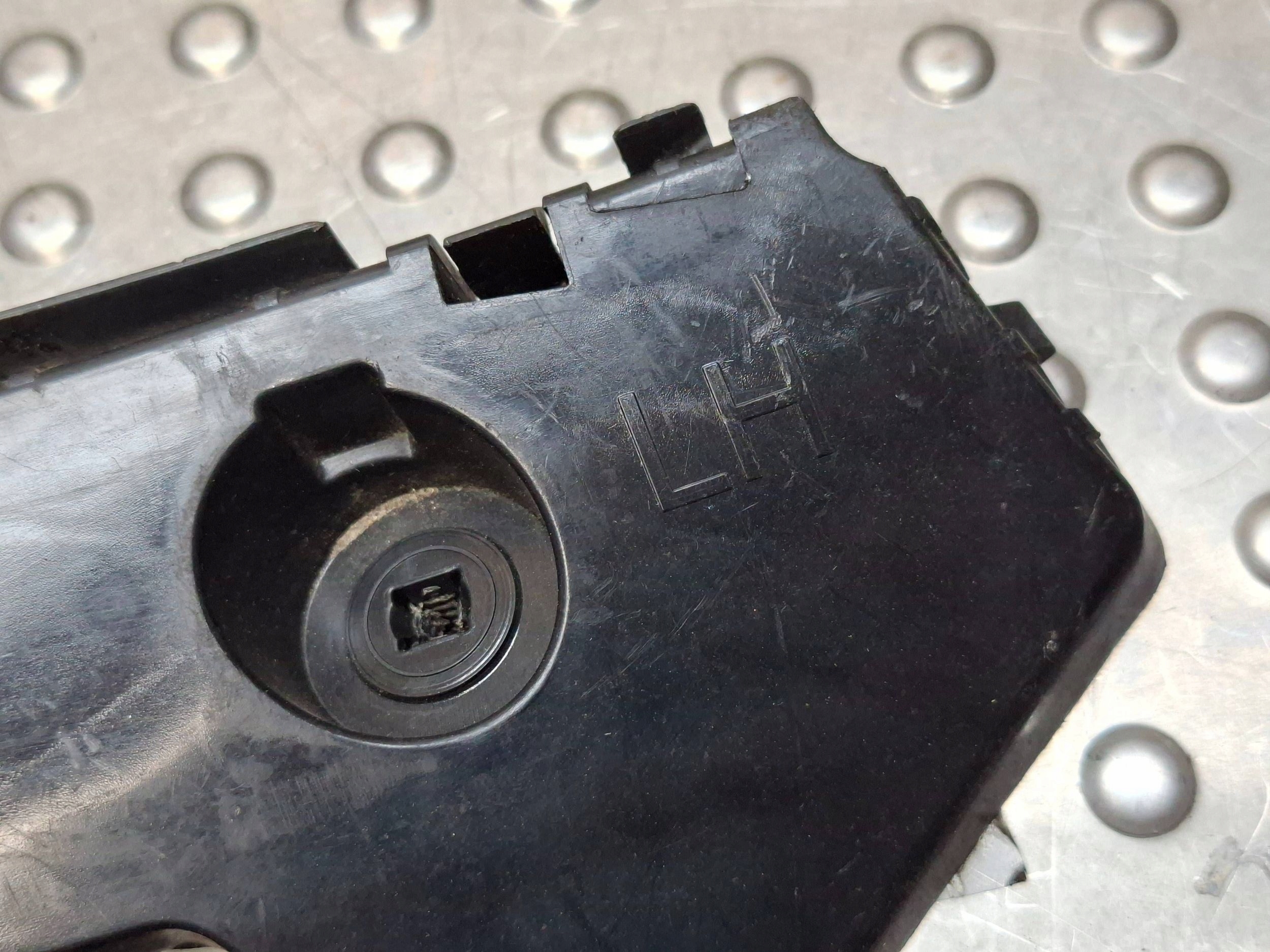 Support Console Pare choc Arrière Gauche MAZDA 2 DJ 14- DB5J502J1