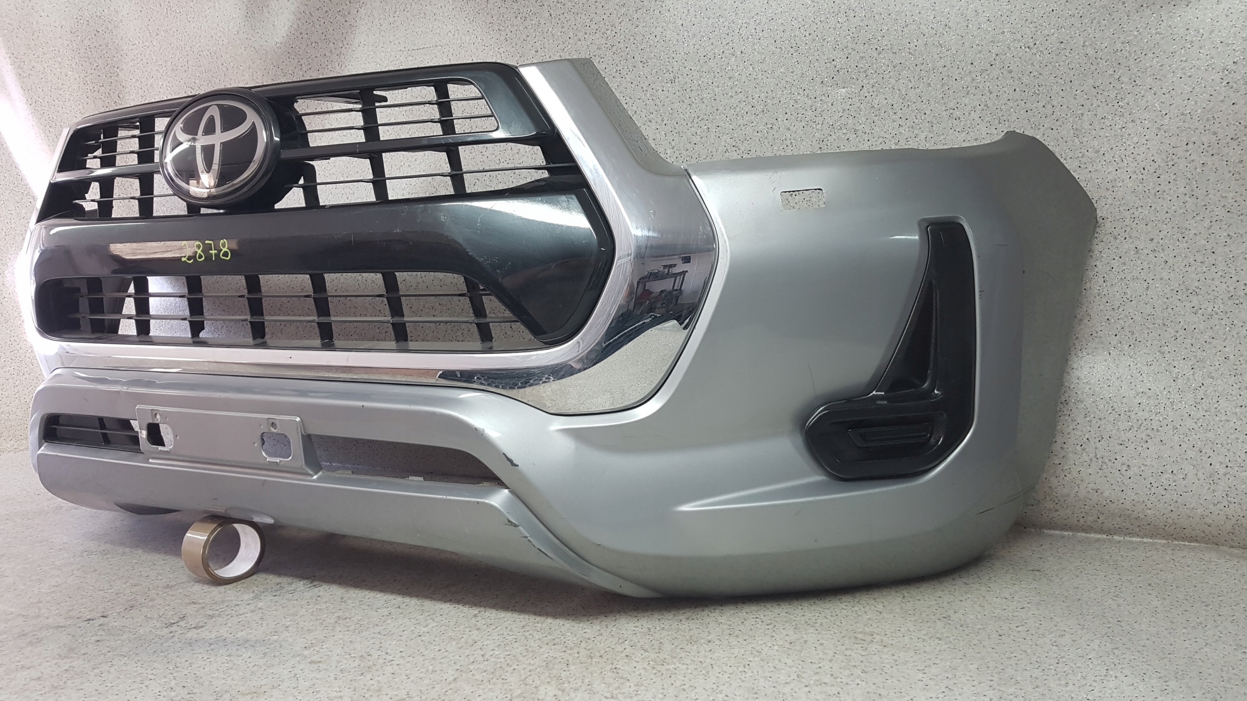 TOYOTA HILUX 2021 - bumper front 2878