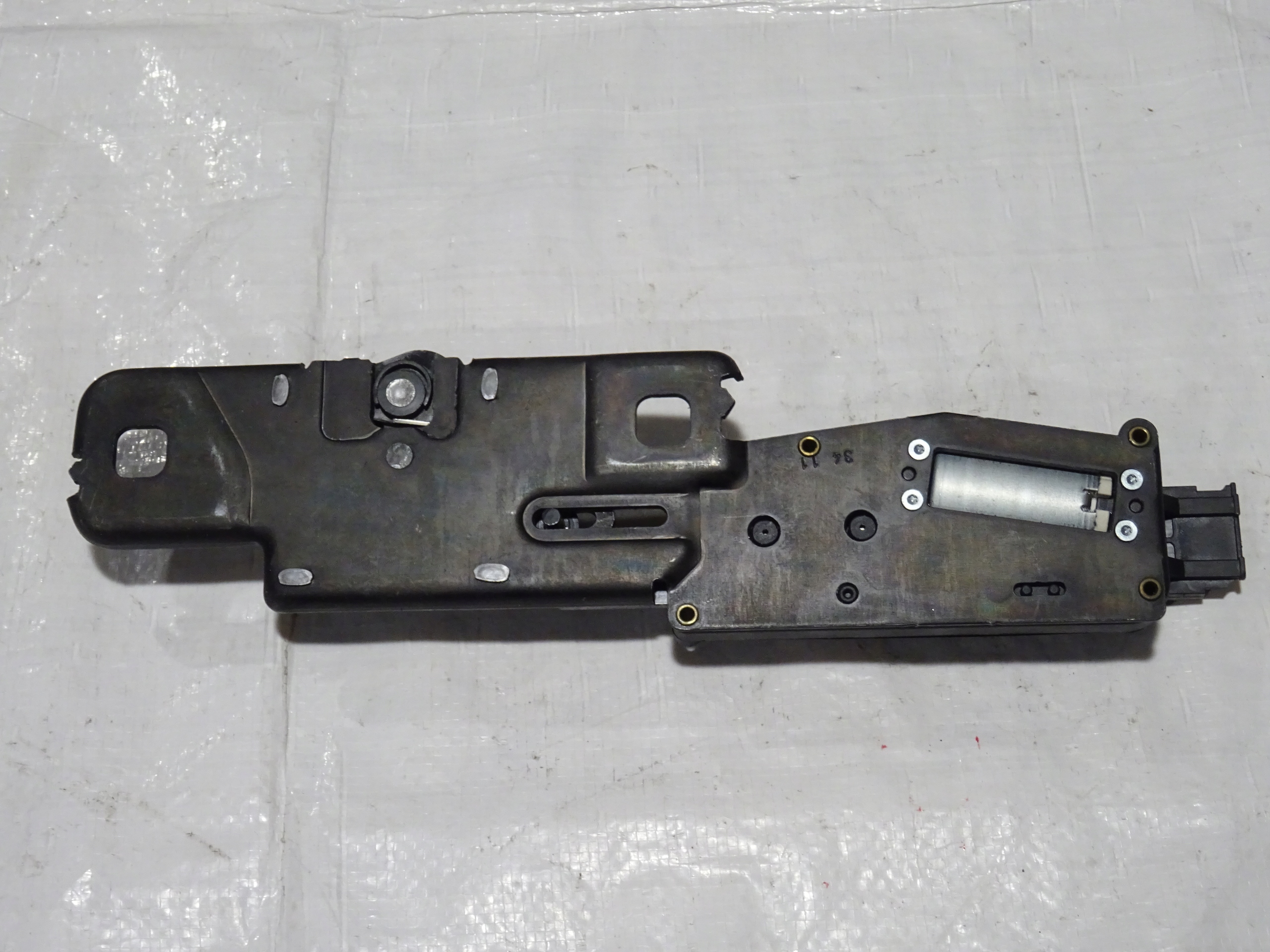 DOCIAG RYGIEL KLAPY BAGAZNIKA TYL AUDI SKODA 4F9 Version European