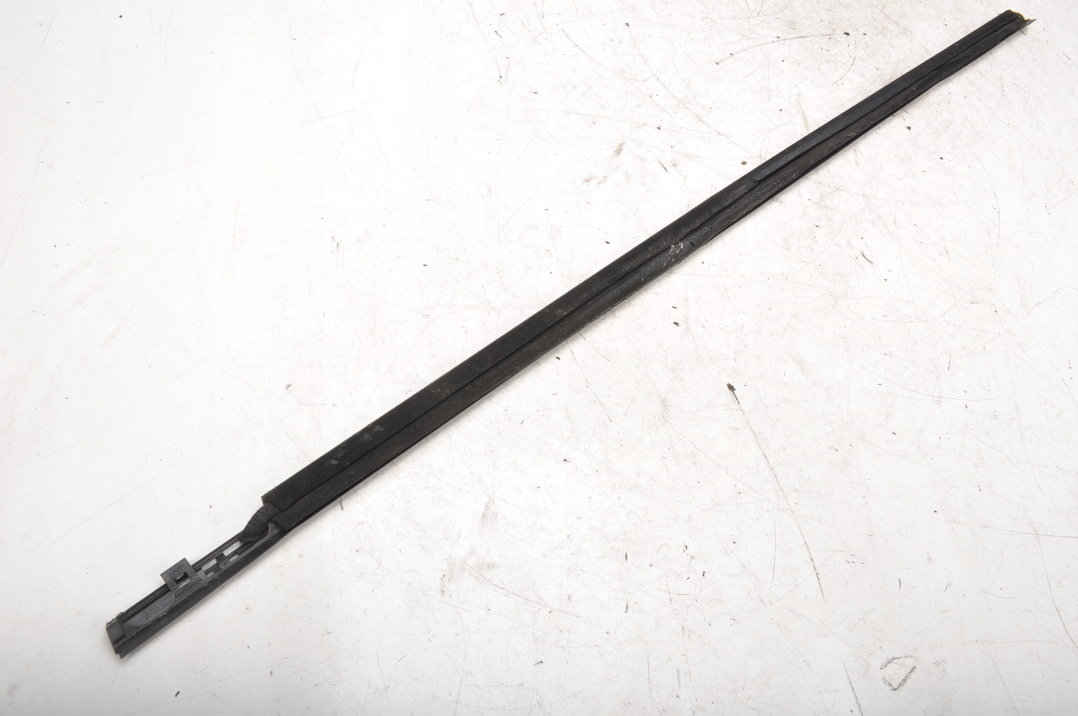 INFINITI Q50 LISTWA SZYBY PRZEDNIA PRAWA Producent części INFINITI