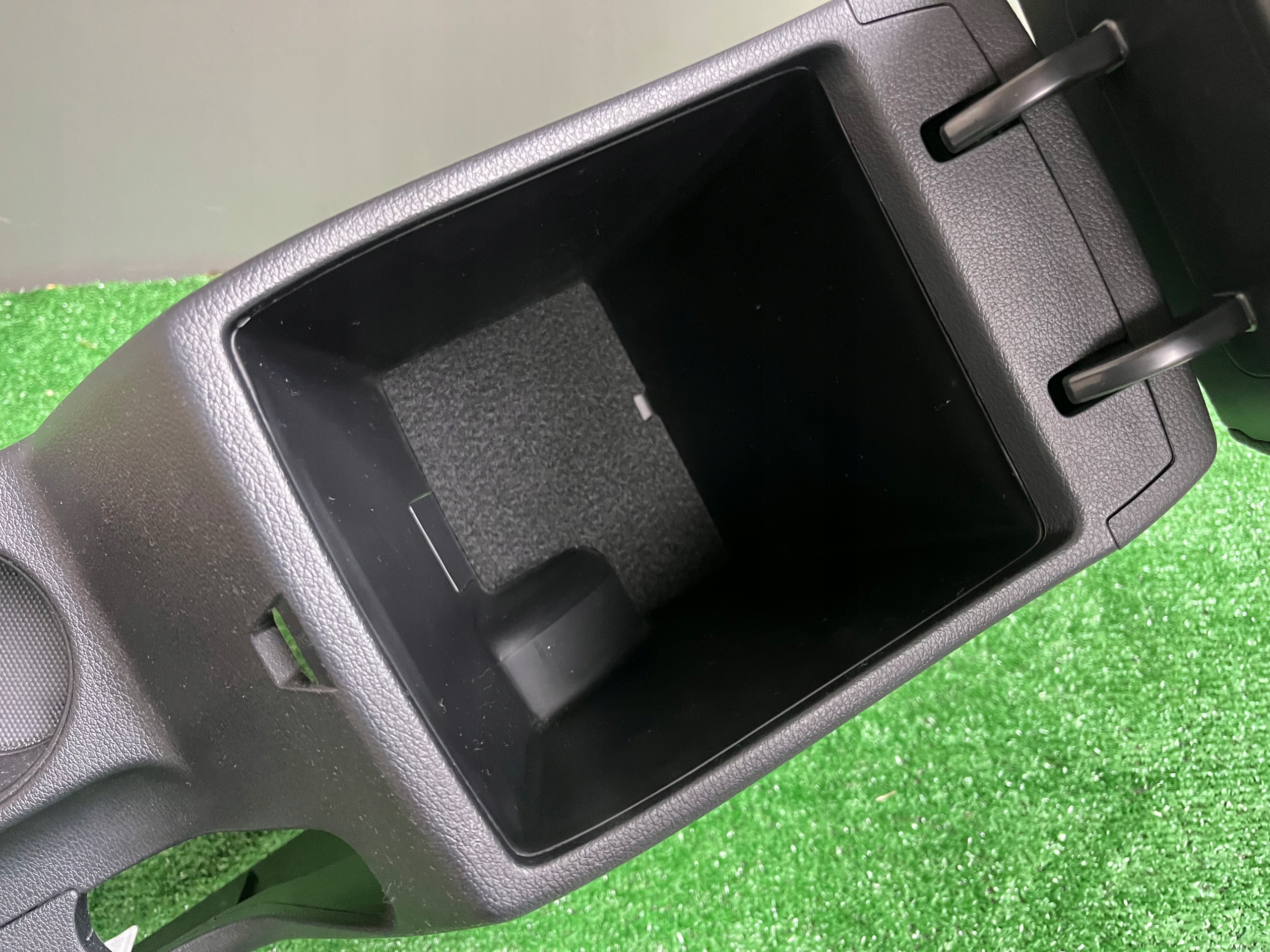 TUNEL central armrest KIA CEED III 84636-J7000