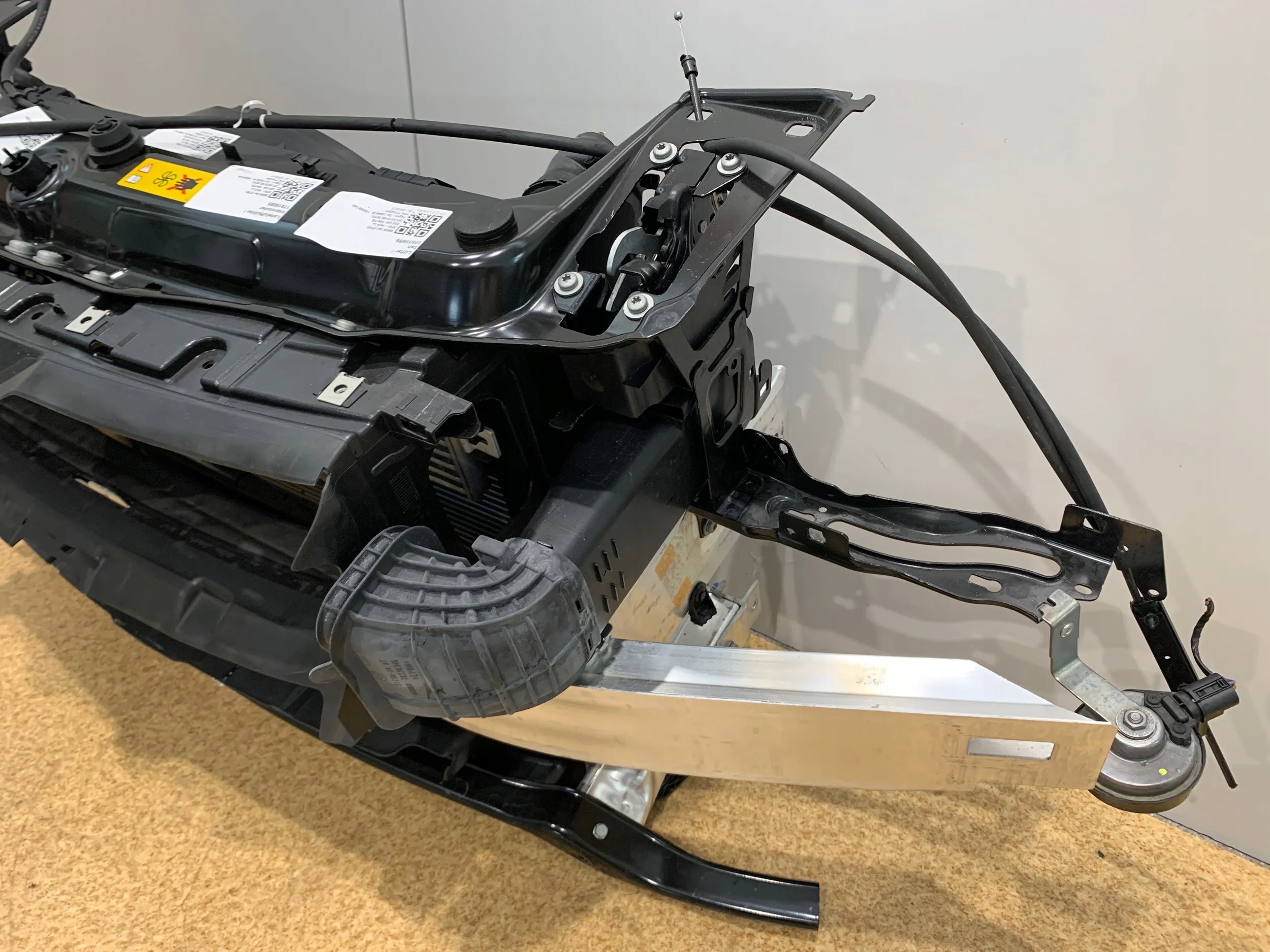 BMW F30 F31 PAS PRZEDNI CHŁODNICE HYBRYDA N55 3.0i Typ samochodu Samochody osobowe