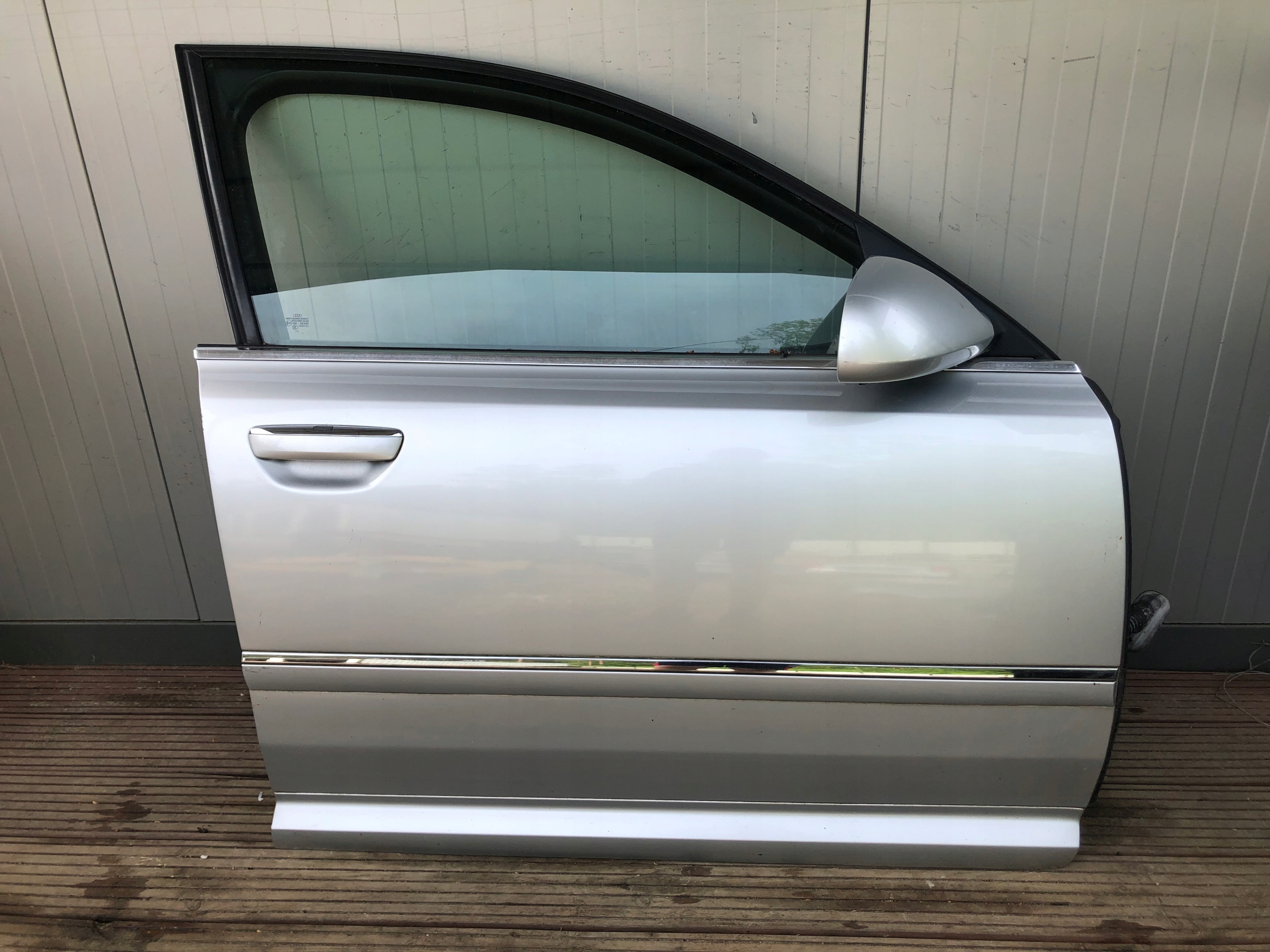 AUDI A8 D3 LIFT door right front LY7W