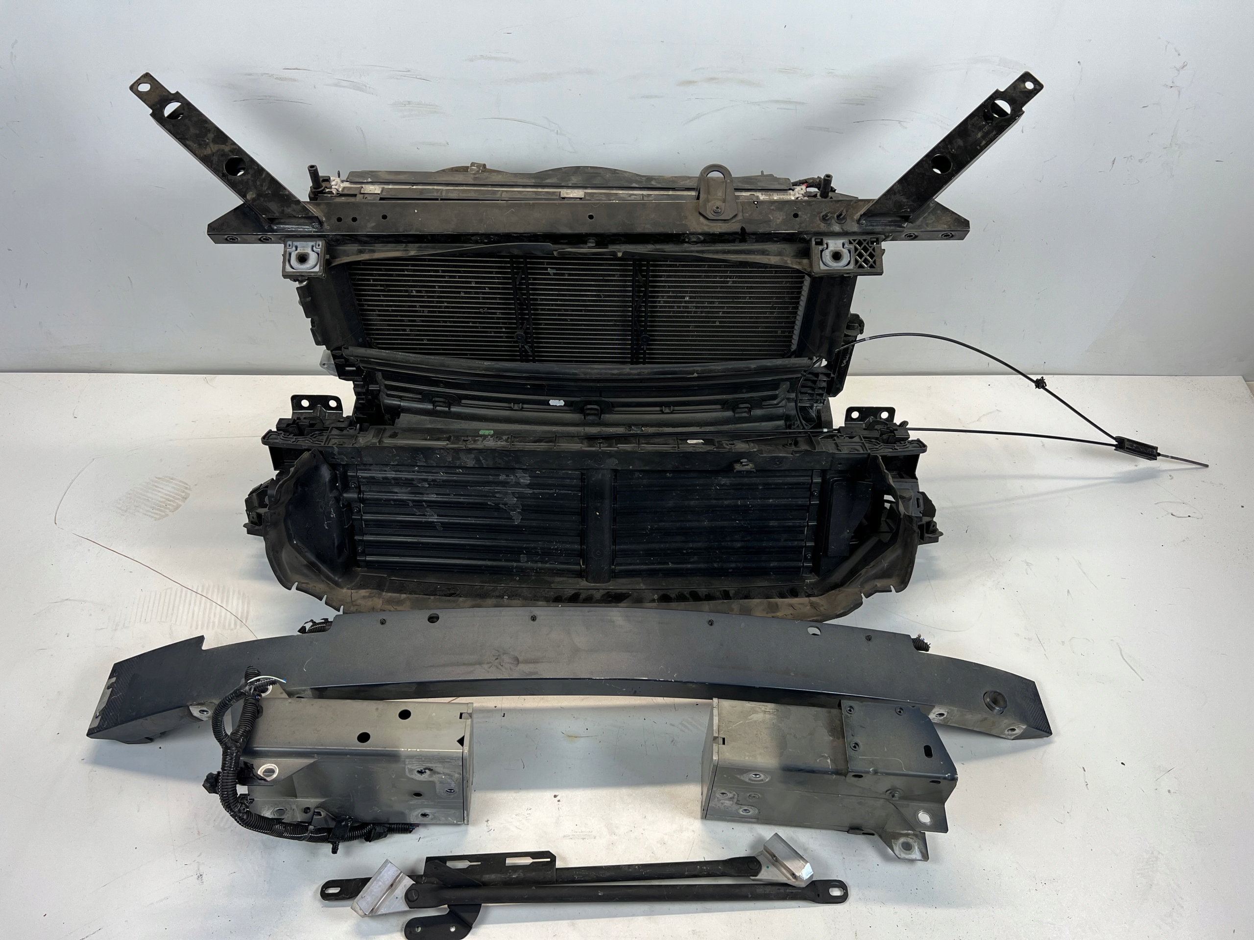 VOLVO XC60 II 2.0 BENZYNZ HYBRID PLUGIN PAS PRZEDNI KOMPLETNY