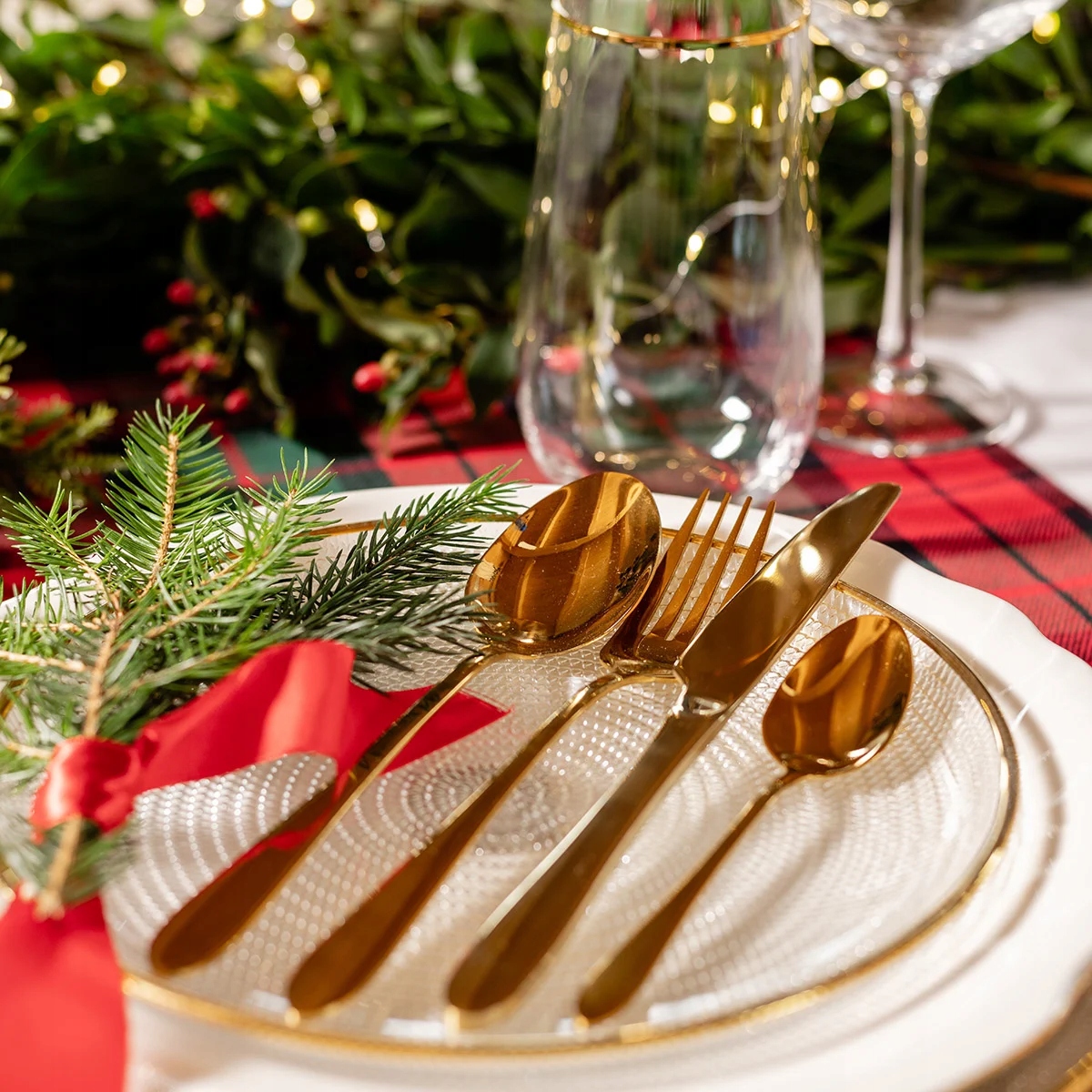 Zestaw eleganckich sztućców ABELE ZŁOTE 16 szt. Informacje dodatkowe możliwość mycia w zmywarce