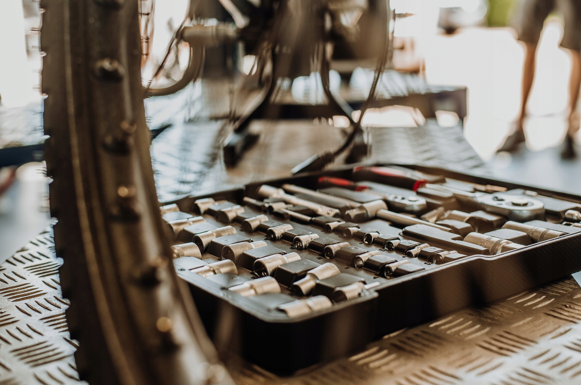 DUŻA WALIZKA NARZĘDZIOWA ZESTAW NARZĘDZI KLUCZY XXL 1000 el. Kod producenta 5903754422096