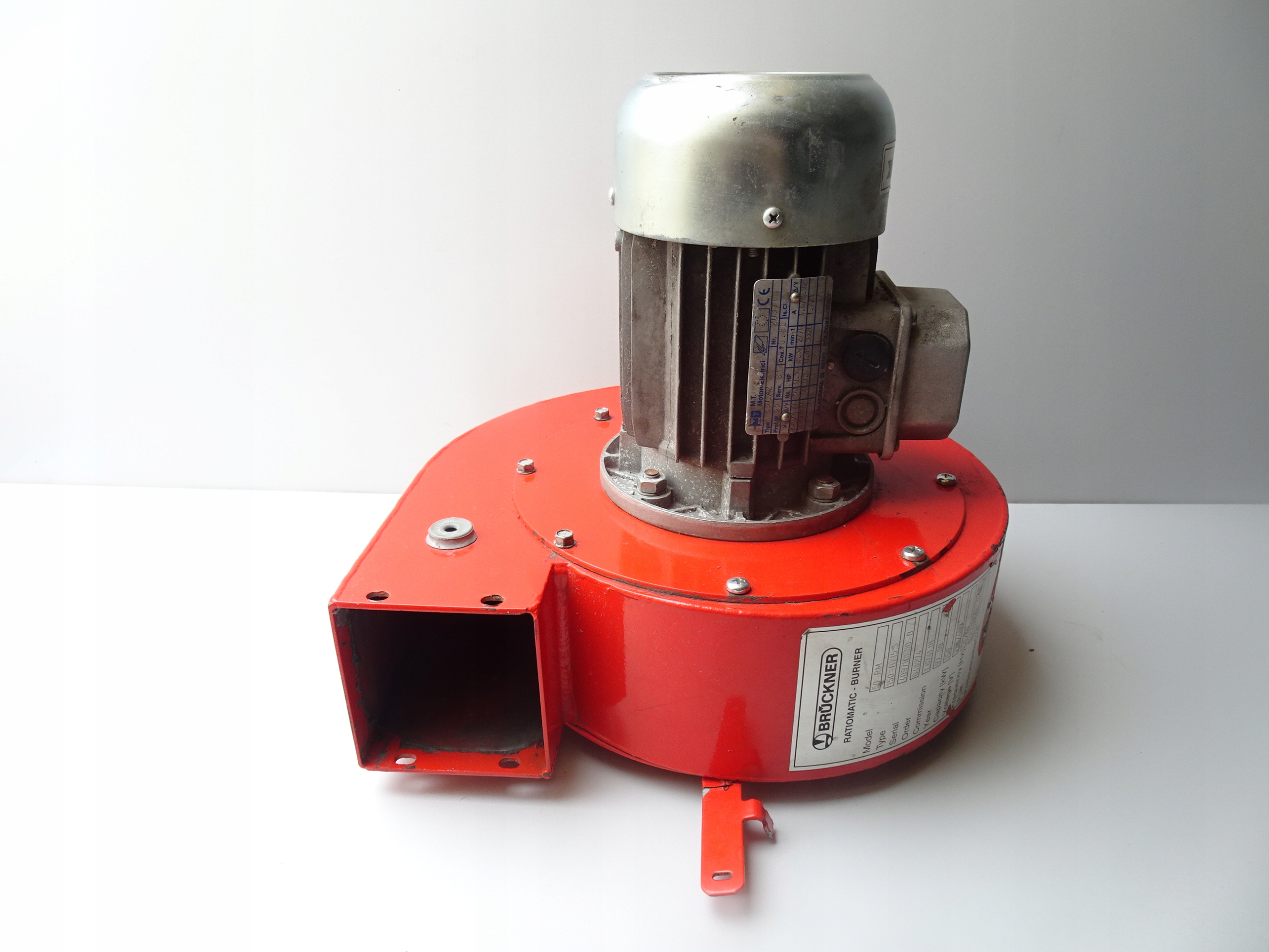 WENTYLATOR TURBINOWY DMUCHAWA 0.37KW 2800 OBROTÓW 250MM PALNIK BRUCKNER Napięcie znamionowe 400 V