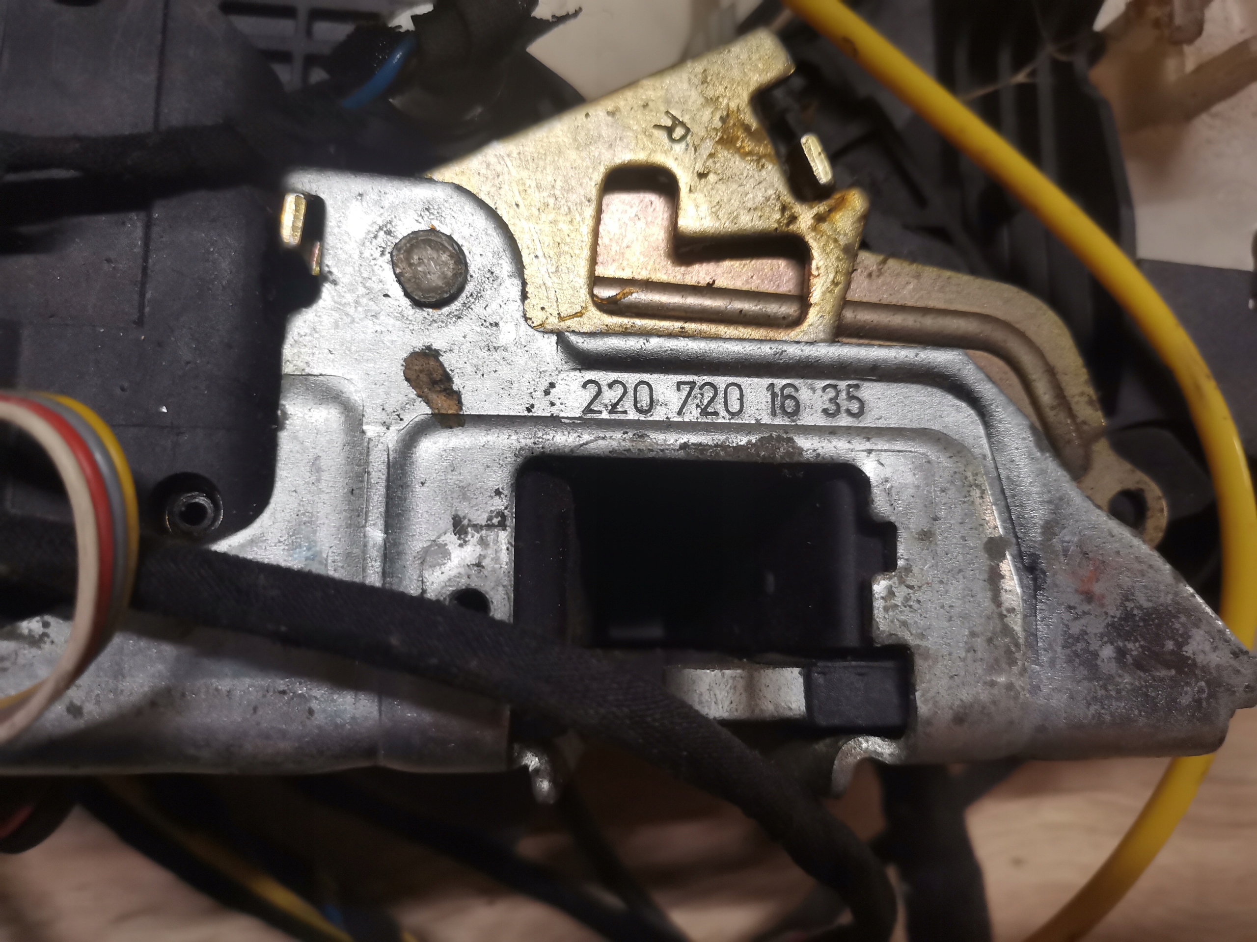 lock door right front MERCEDES S-KLASA W220 A2207201635