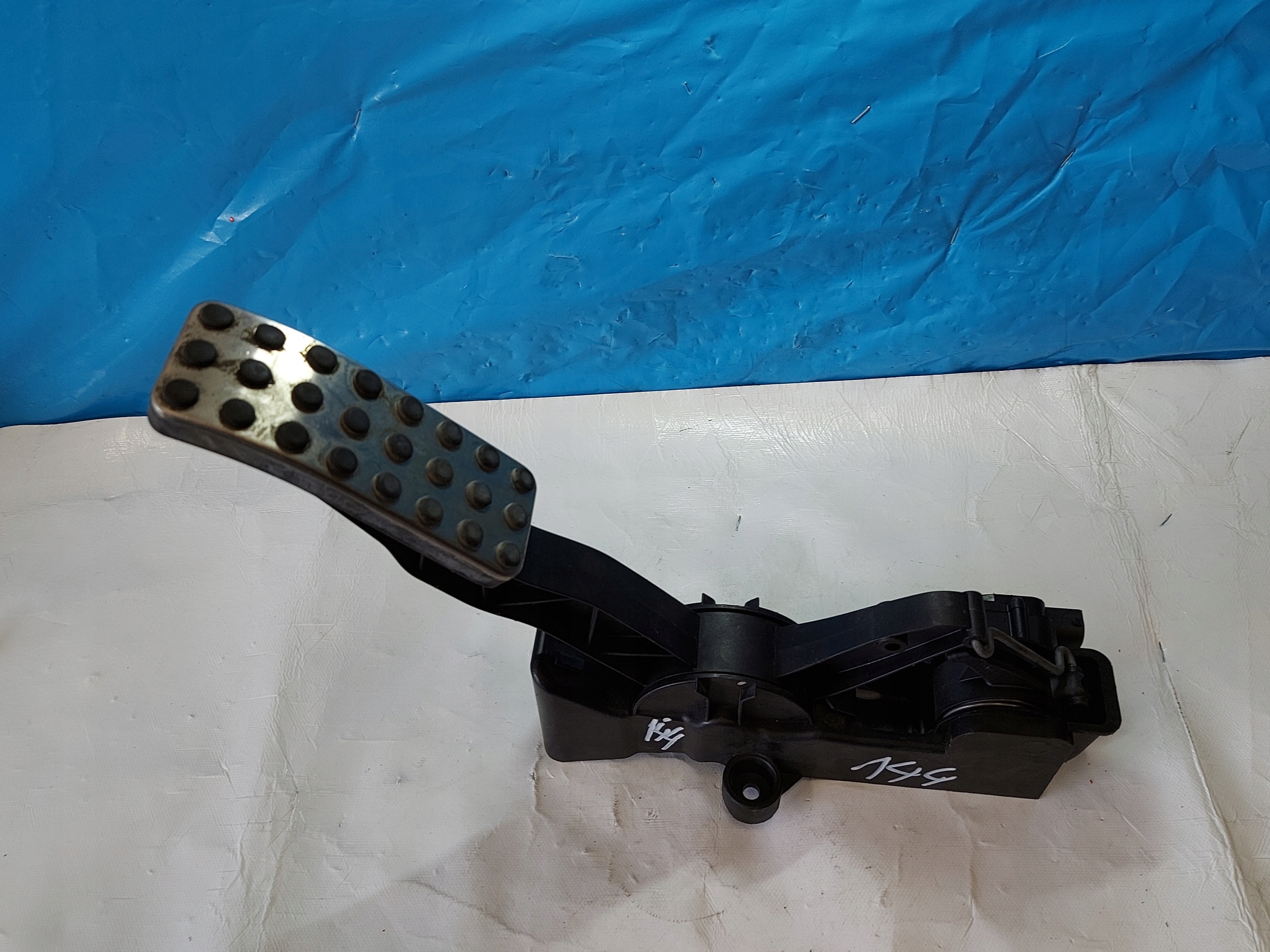 accelerator pedal MERCEDES B KLASA A1693000904