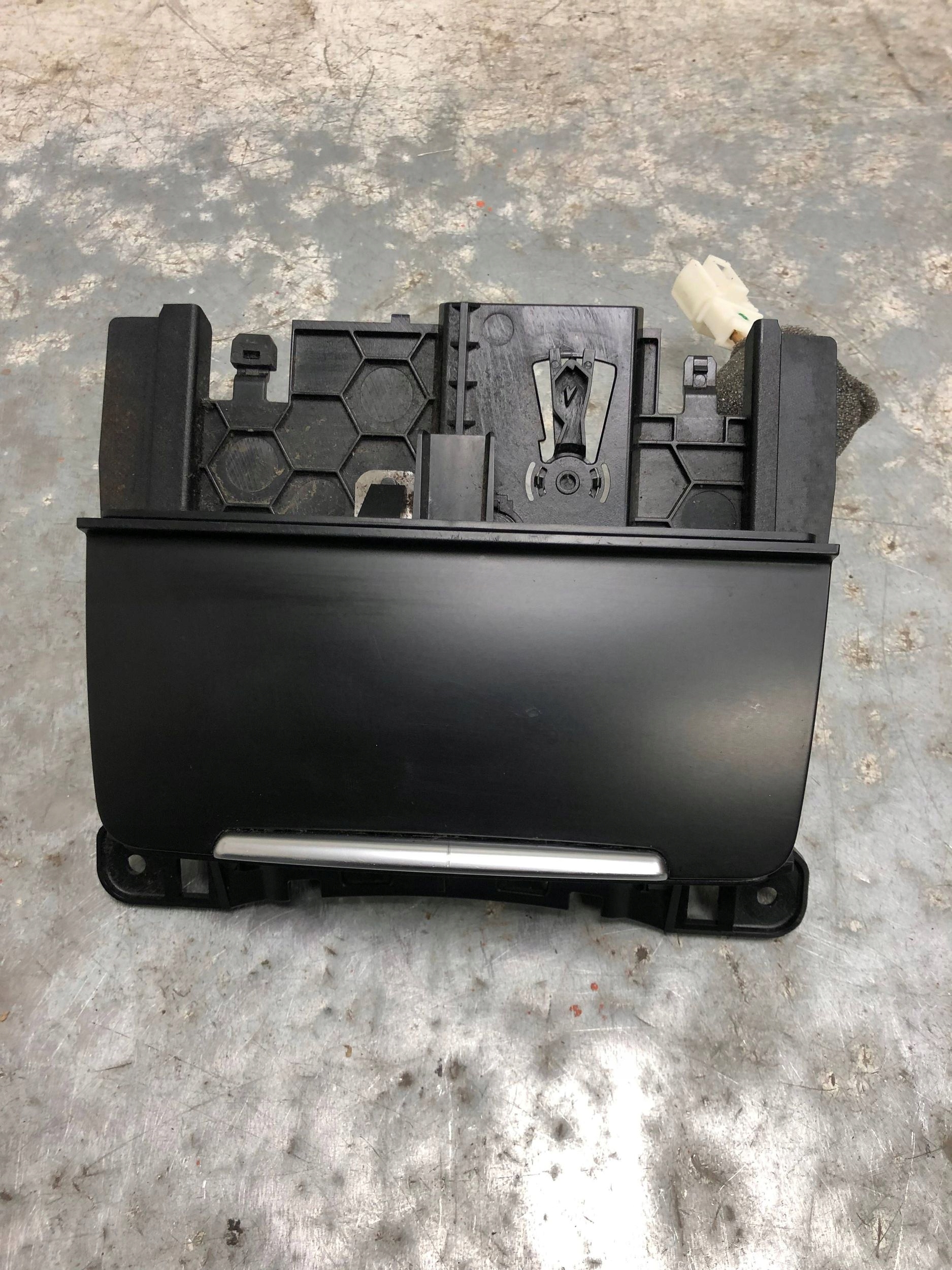 ashtray passenger compartment consoles AUDI Q5 8K0857951
