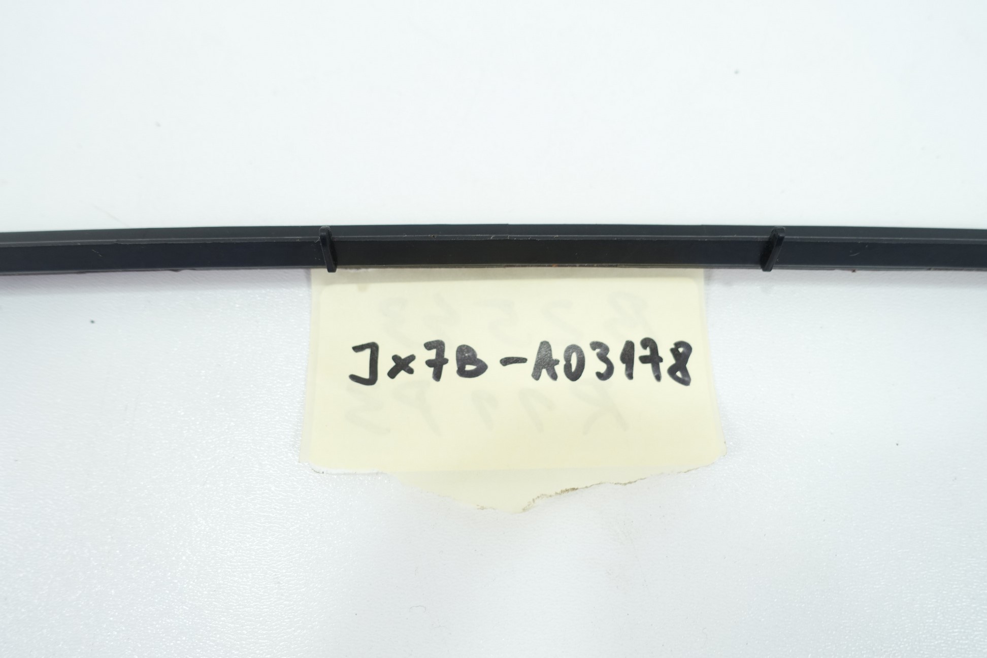 moulding windows front FORD FOCUS MK4 JX7B-A03178