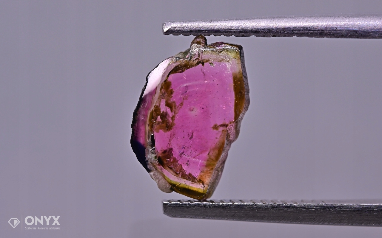 Turmalín nepravidelná dlažba 9,5x6 mm