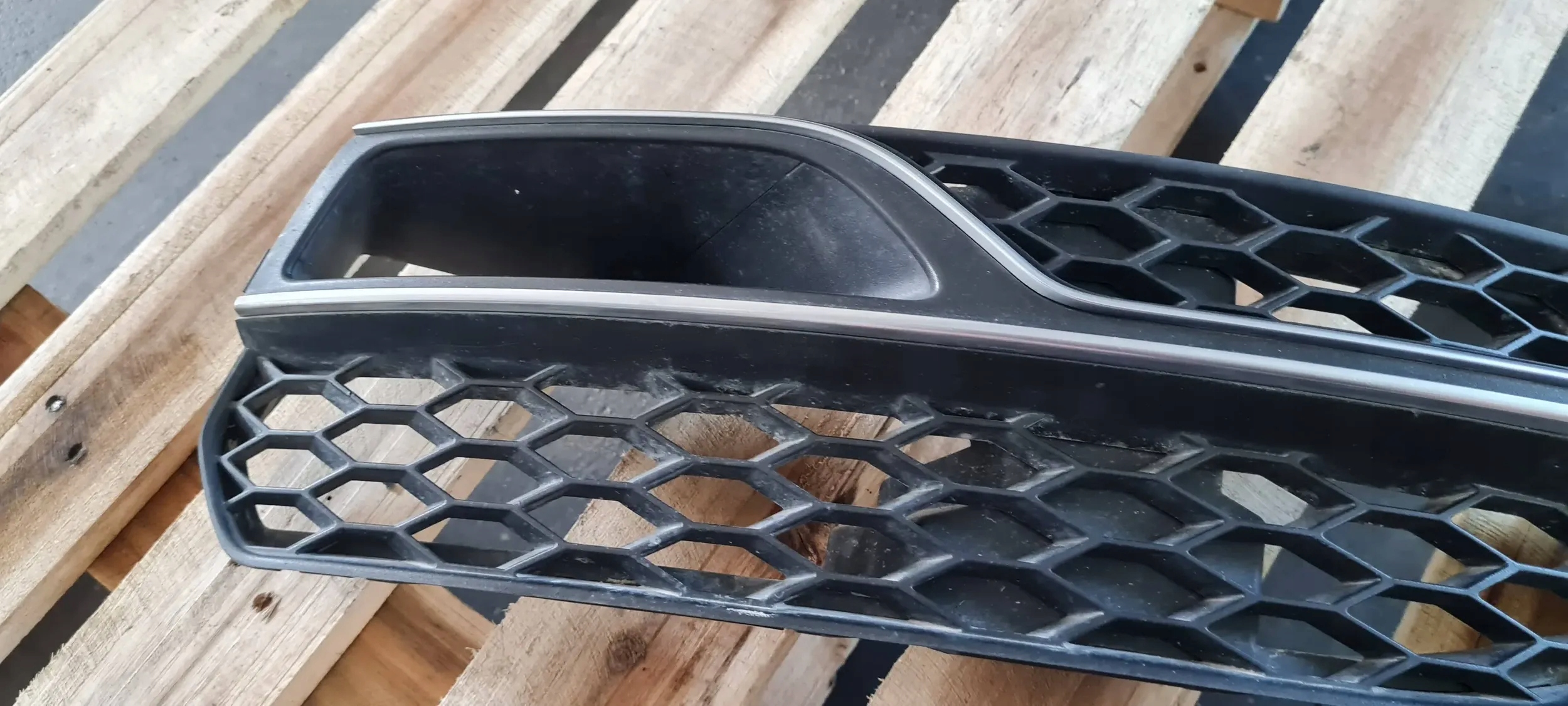 S3 8V sedan A3 grid of a bumper right right front 8V3807682L