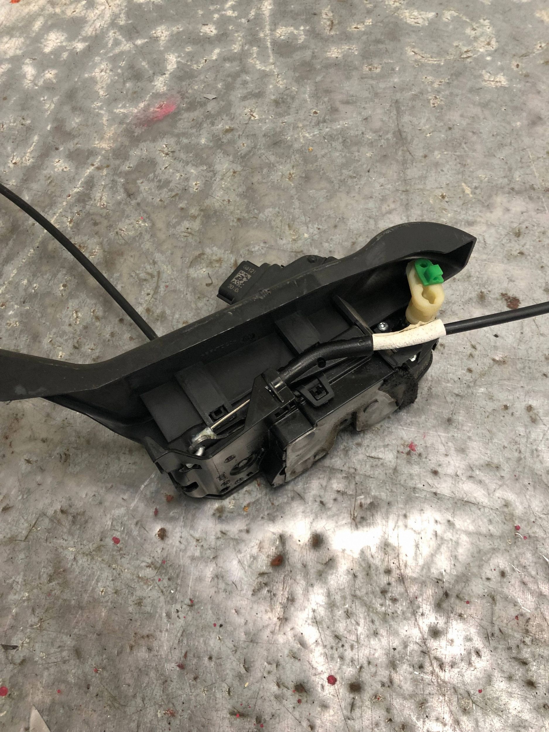 lock door left front RENAULT TRAFIC III 805032854R