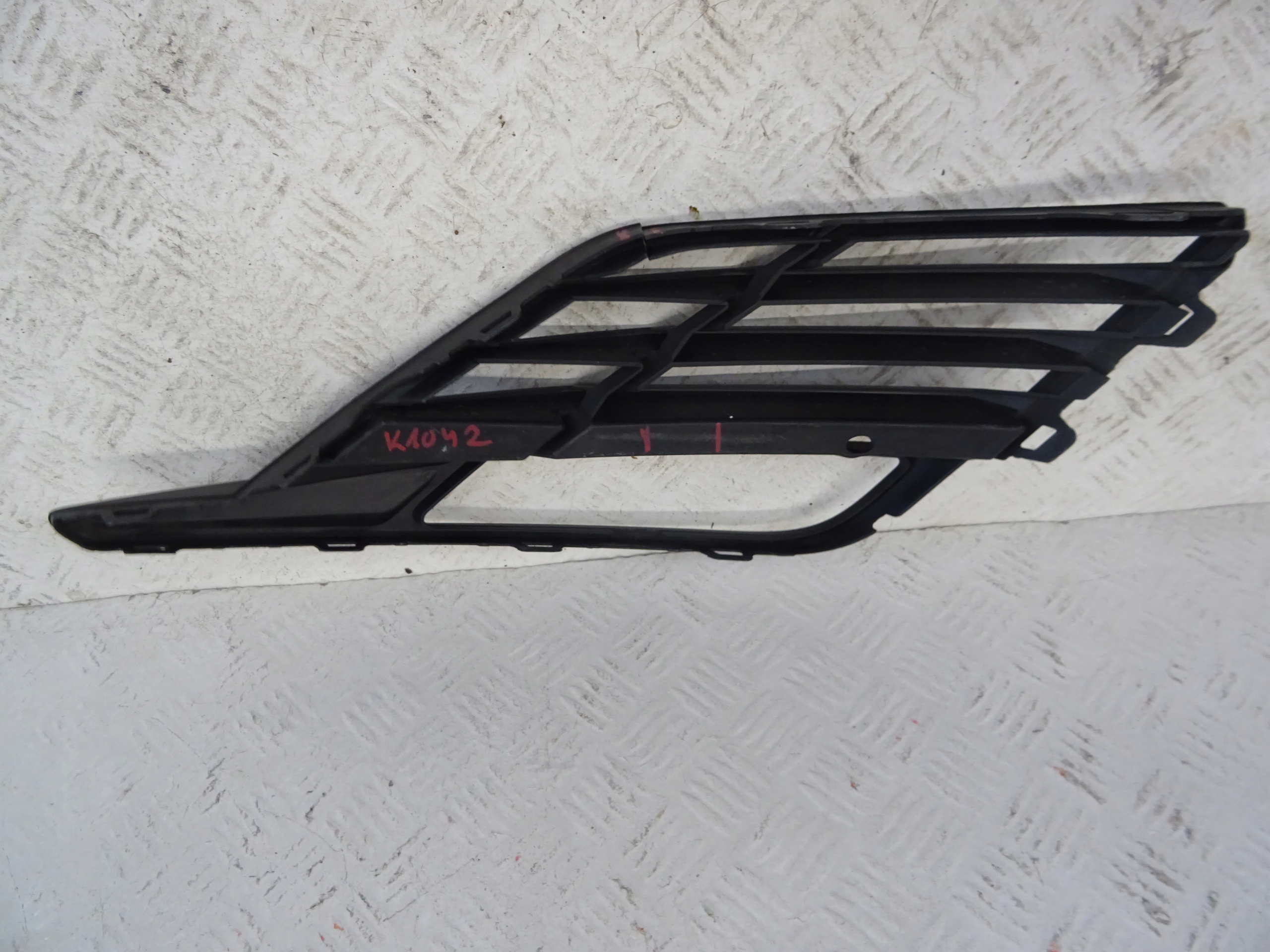 grid of a bumper front front left SEAT LEON III LIFT 5F0853665J