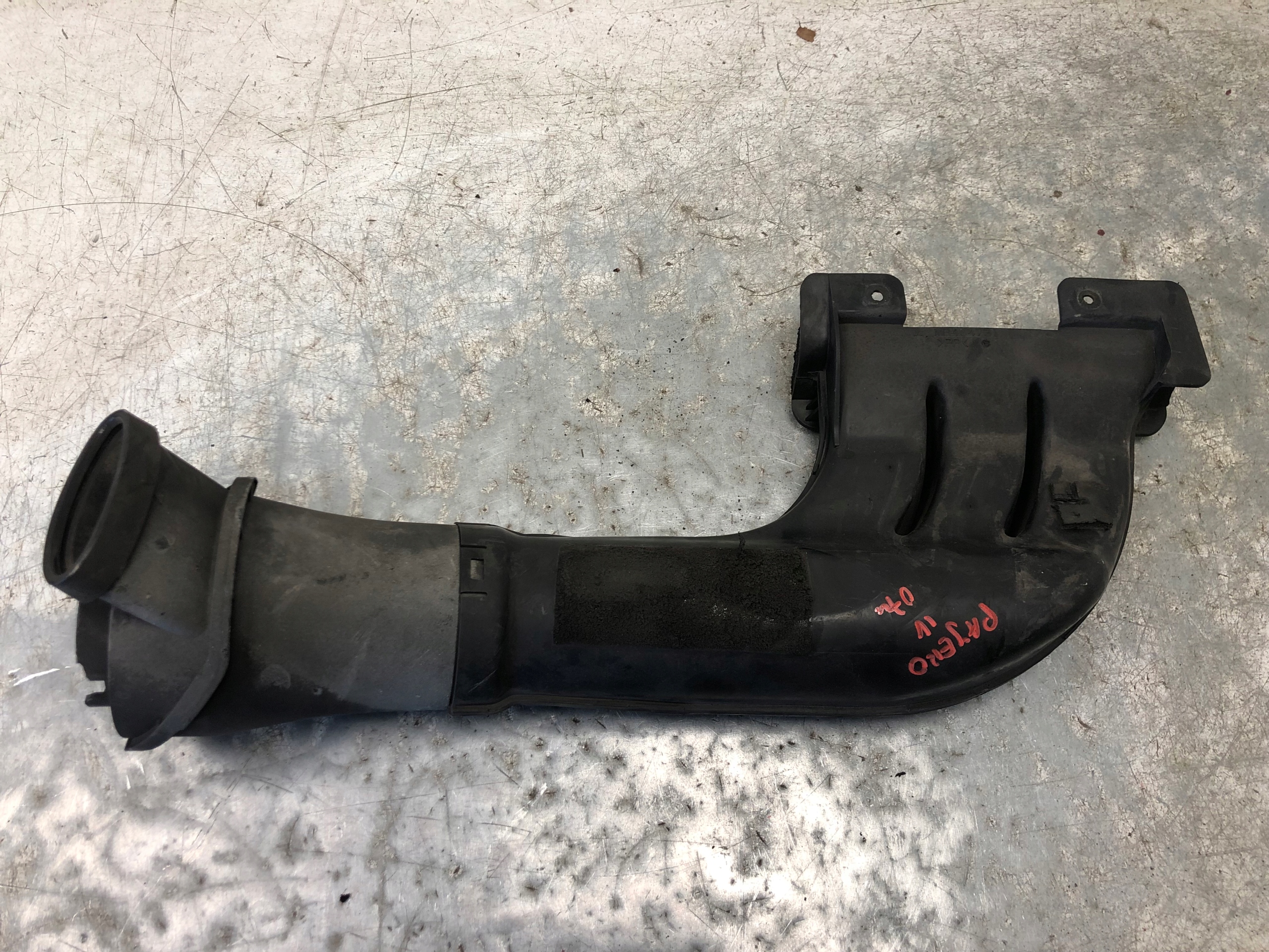 pipe air hose MITSUBISHI PAJERO IV MR404731