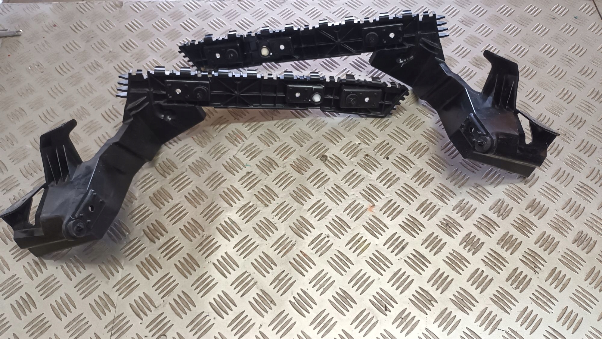 right bumper bracket of the rear FORD MUSTANG MACH-E 20->