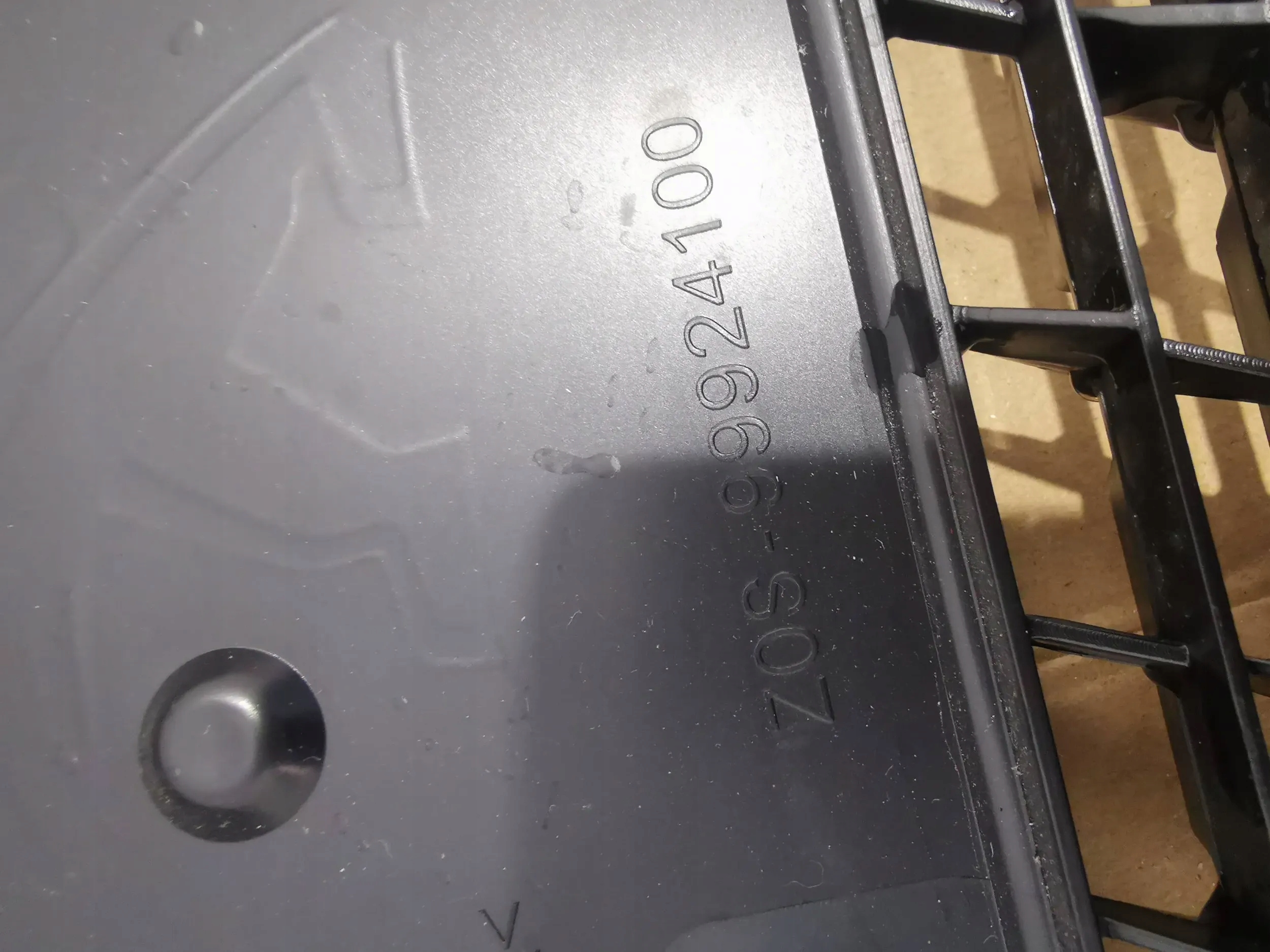 Peugeot 208 e-208 e 208 grill super stan oryginał bez napraw Numer katalogowy części 9823210180