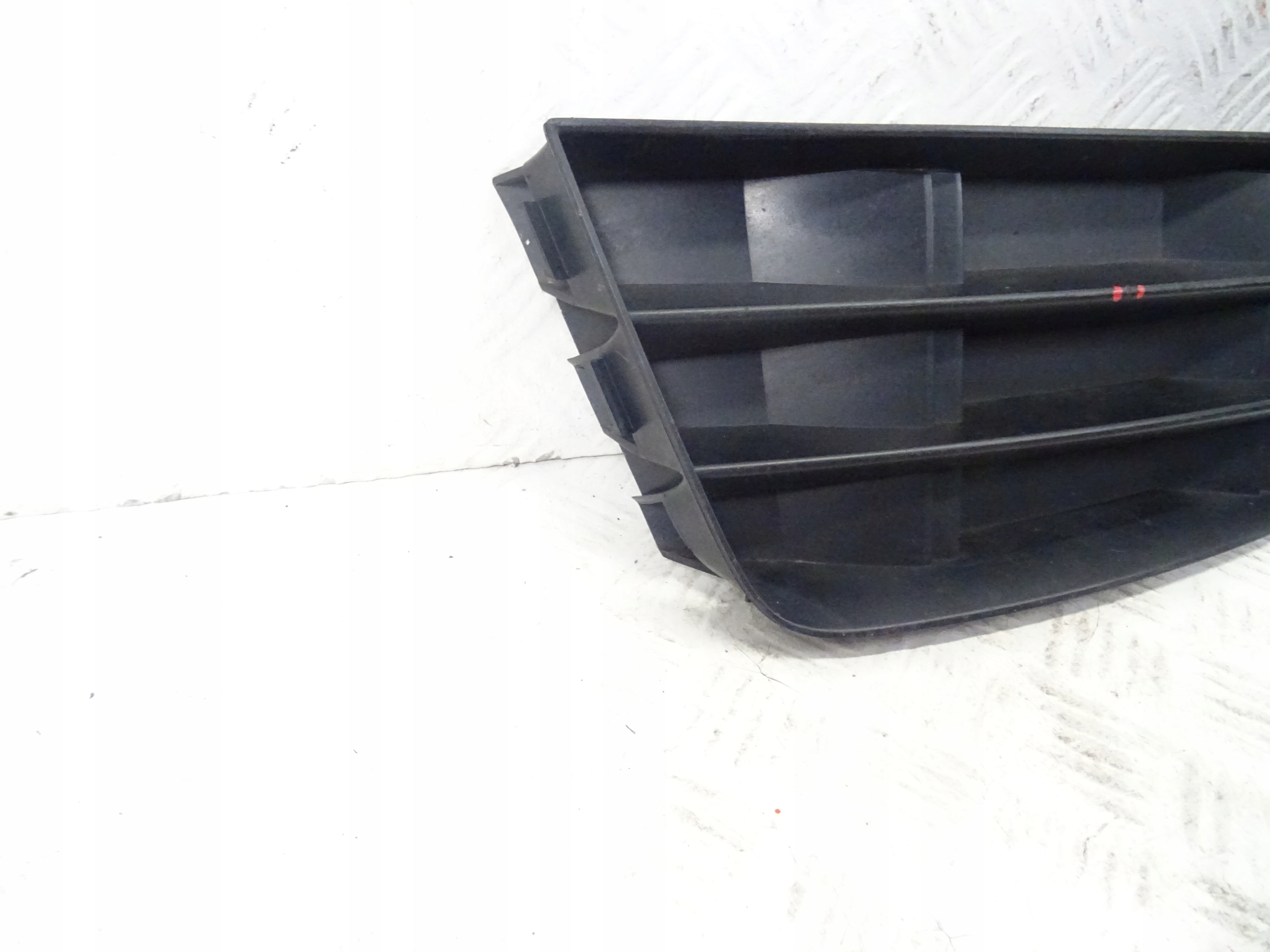 grid of a bumper front front left AUDI A4 B9 8W0807681B
