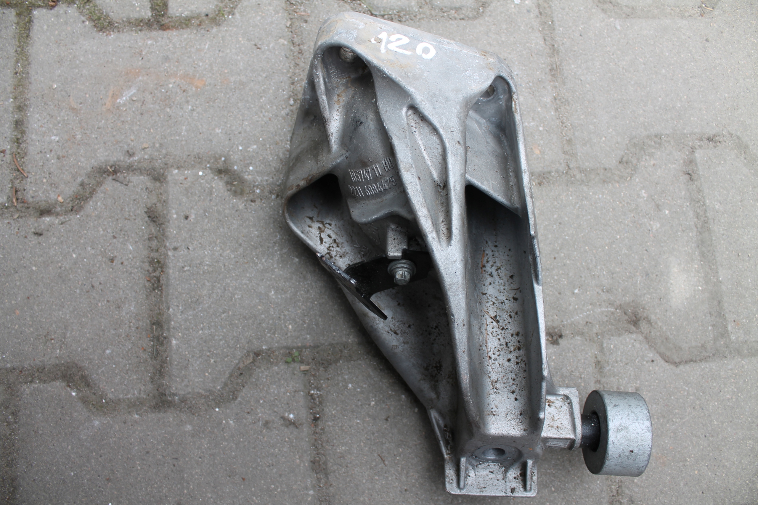 120. holder engine mount BMW 18574711