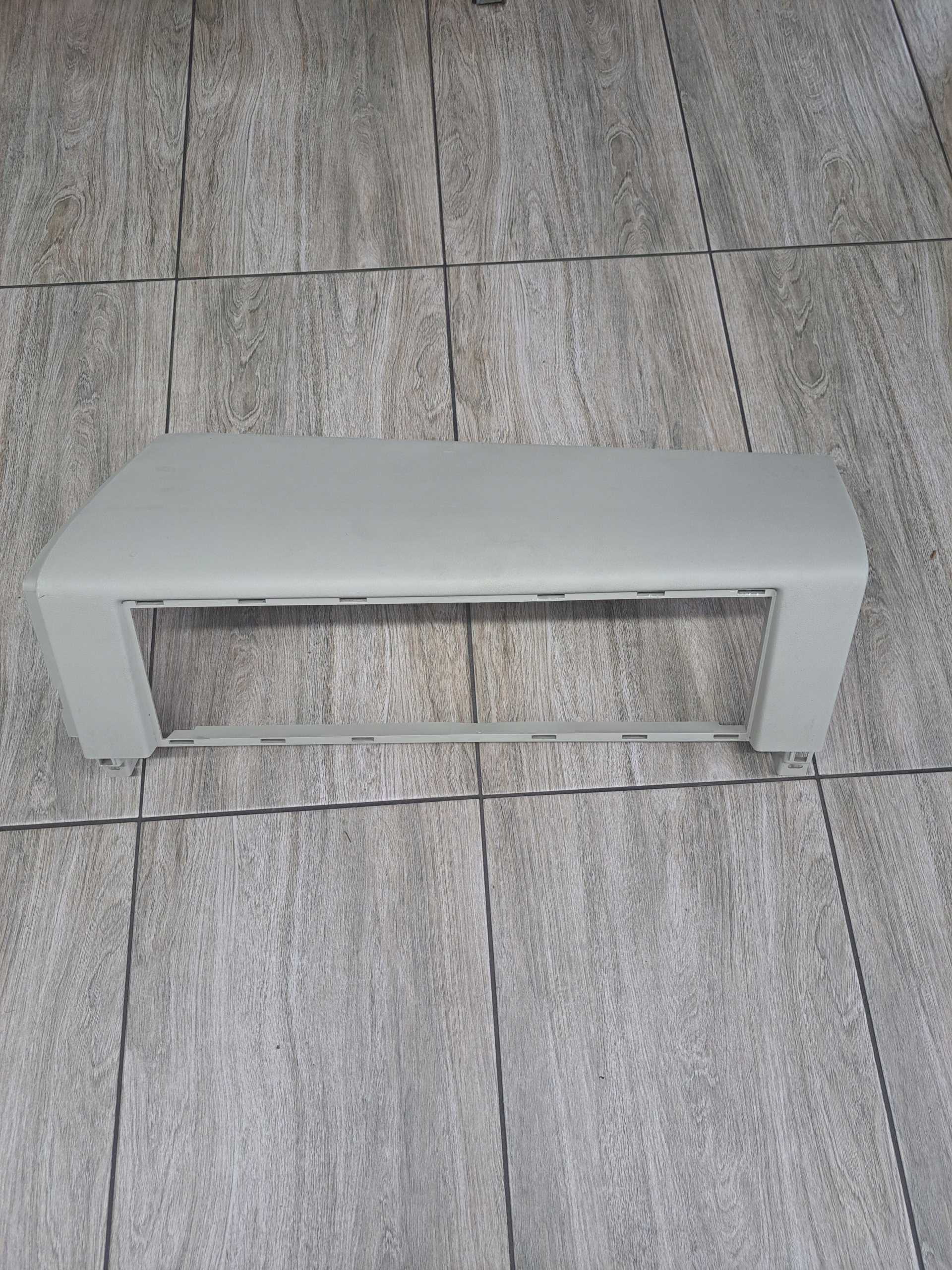 RAMKA OSŁONA PRAWA SCHOWKA GÓRNEGO VOLVO FH 4