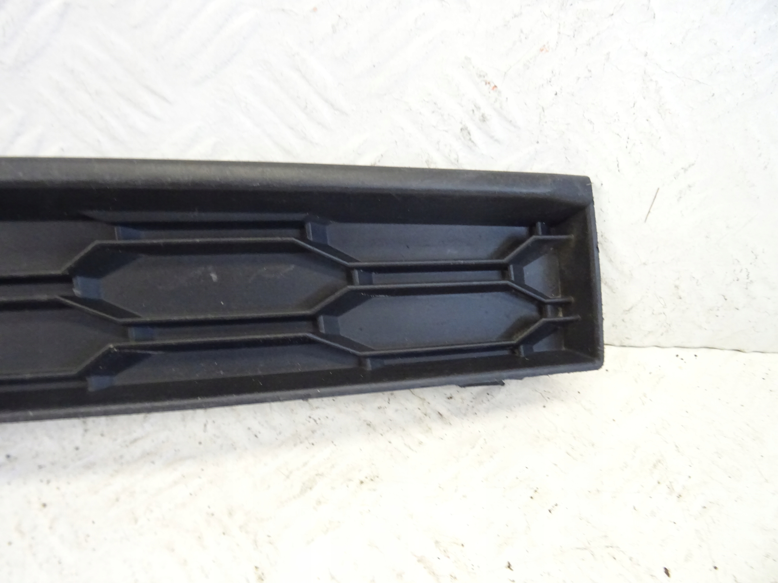 grid of a bumper front front left SKODA OCTAVIA III LIFT 5E0807681F
